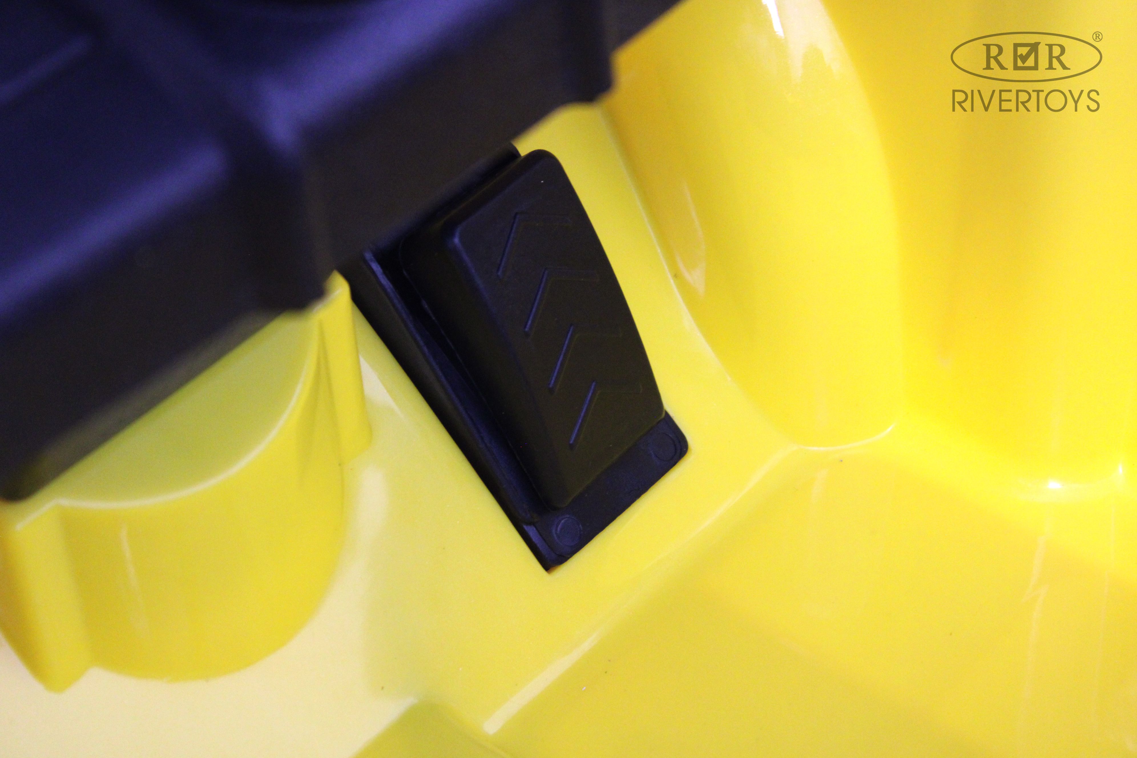 Электромобиль RIVERTOYS F444FF-YELLOW С пультом ДУ - фото 8