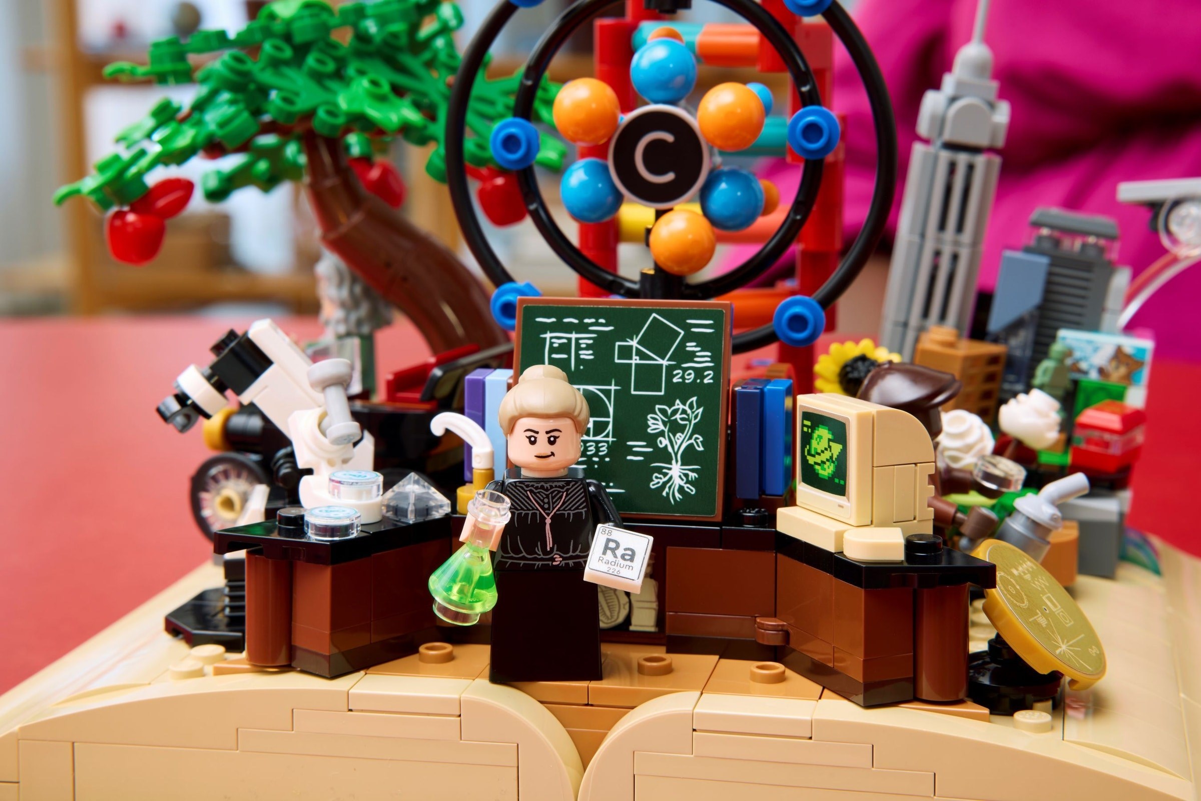 Конструктор LEGO Ideas 21355 879 дет. - фото 3