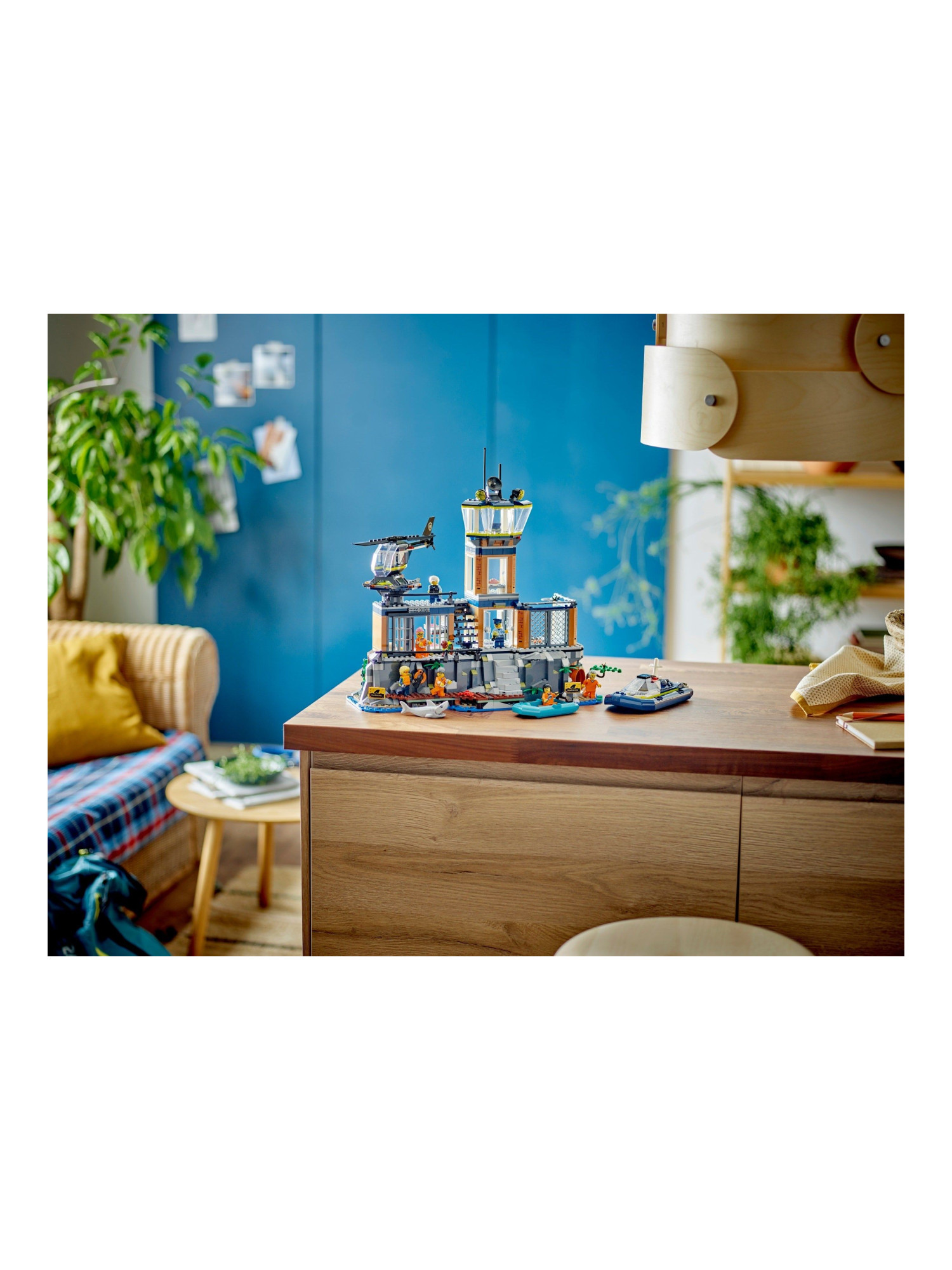 Конструктор LEGO City Полицейская тюрьма 980 дет. - фото 10