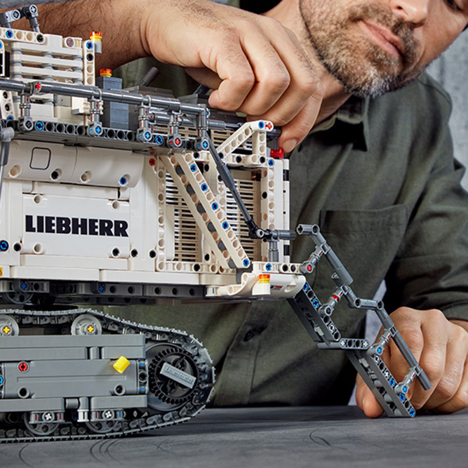 Конструктор LEGO Technic Экскаватор Liebherr R блочный - фото 14