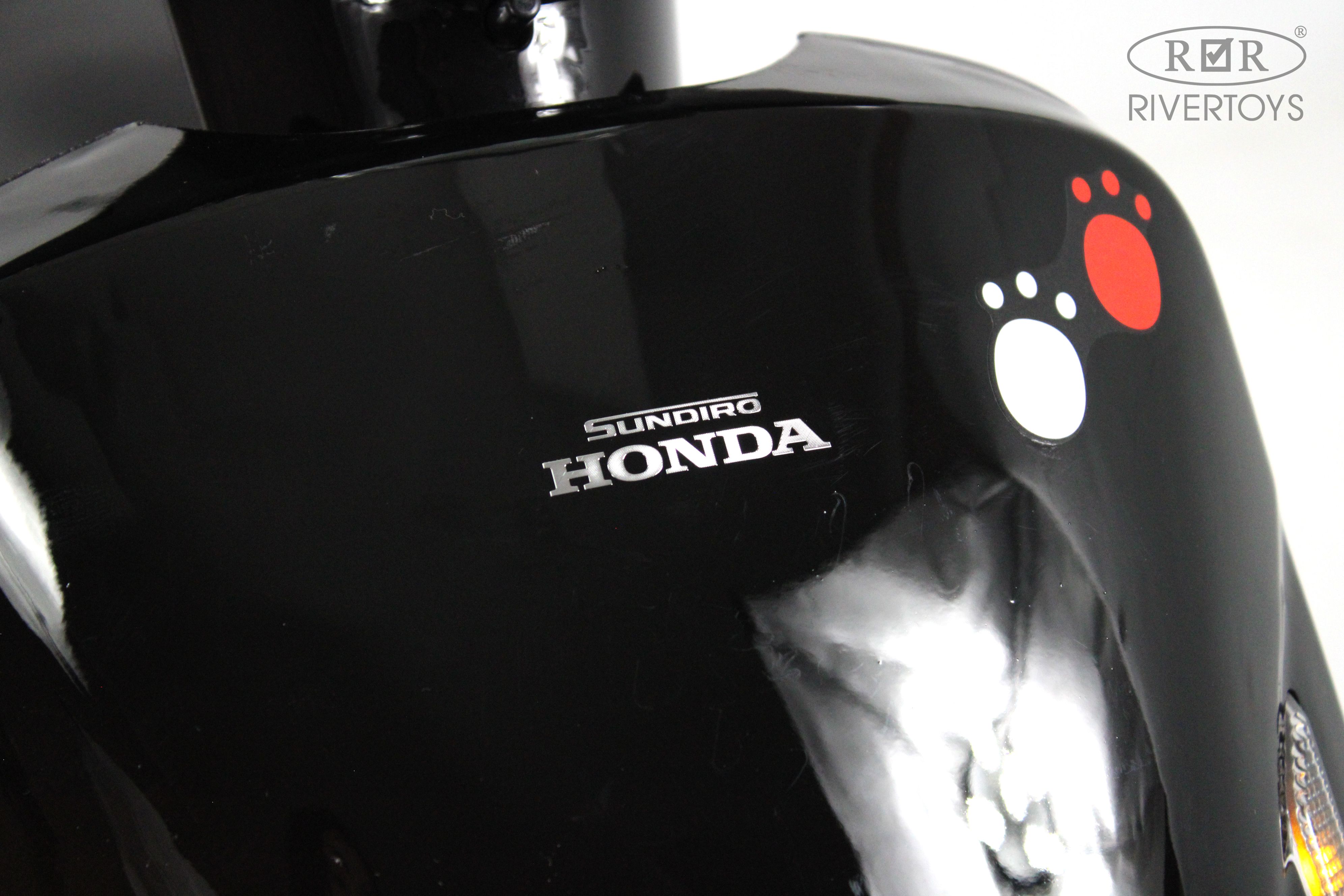 Электромобиль RIVERTOYS Z555ZZ-BEIGE-RED - фото 13