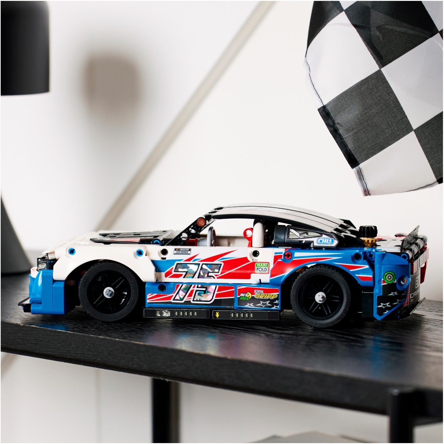 Конструктор LEGO Technic Nascar Chevrolet Camaro 672 дет. - фото 9