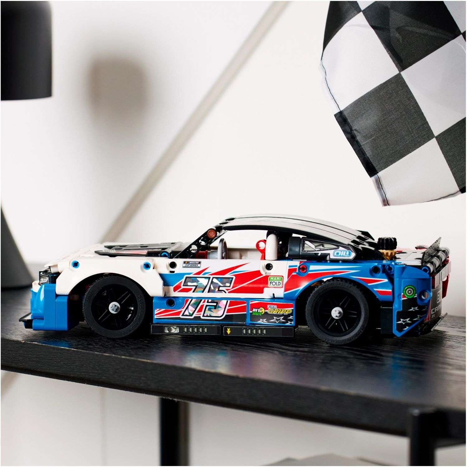Конструктор LEGO Technic Nascar Chevrolet Camaro 672 дет. - фото 9