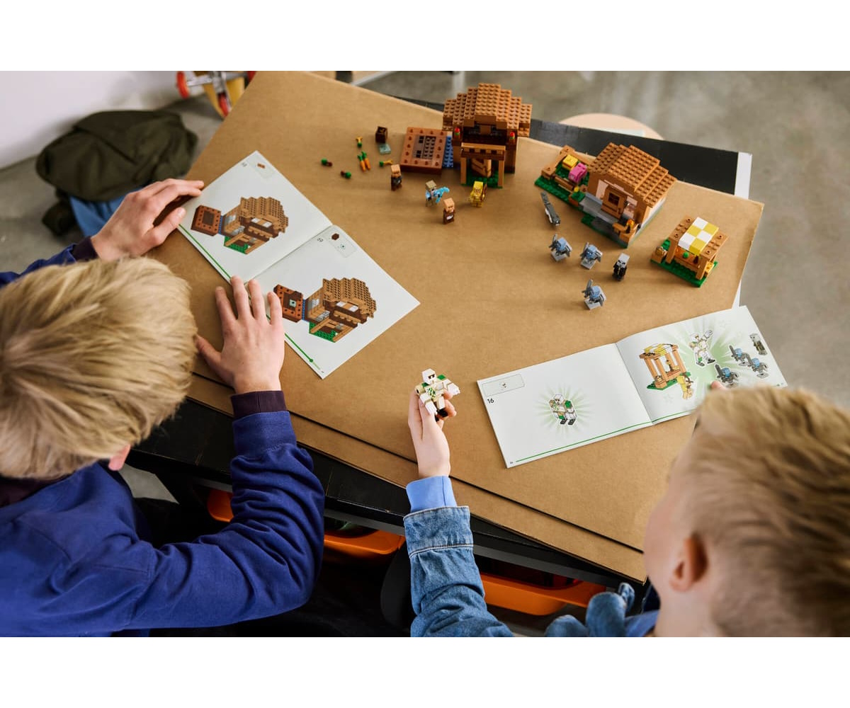 Конструктор LEGO Minecraft Атака деревни заклинателем 607 дет. - фото 11