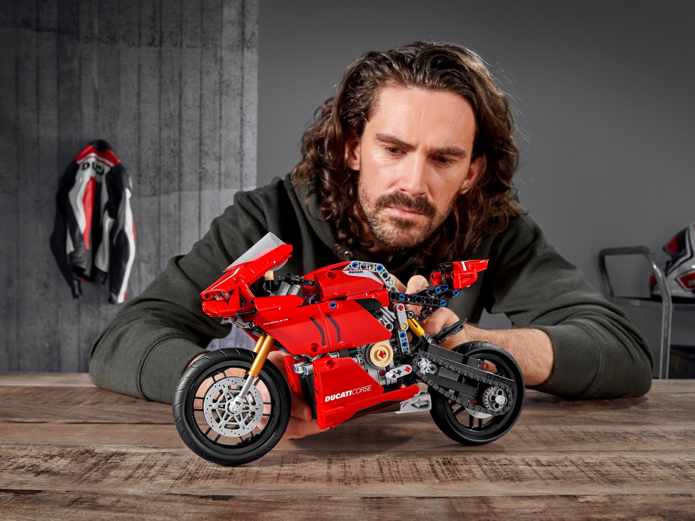 Конструктор LEGO Technic 42107 646 дет. - фото 5