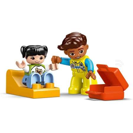 Конструктор LEGO DUPLO Машина скорой помощи блочный