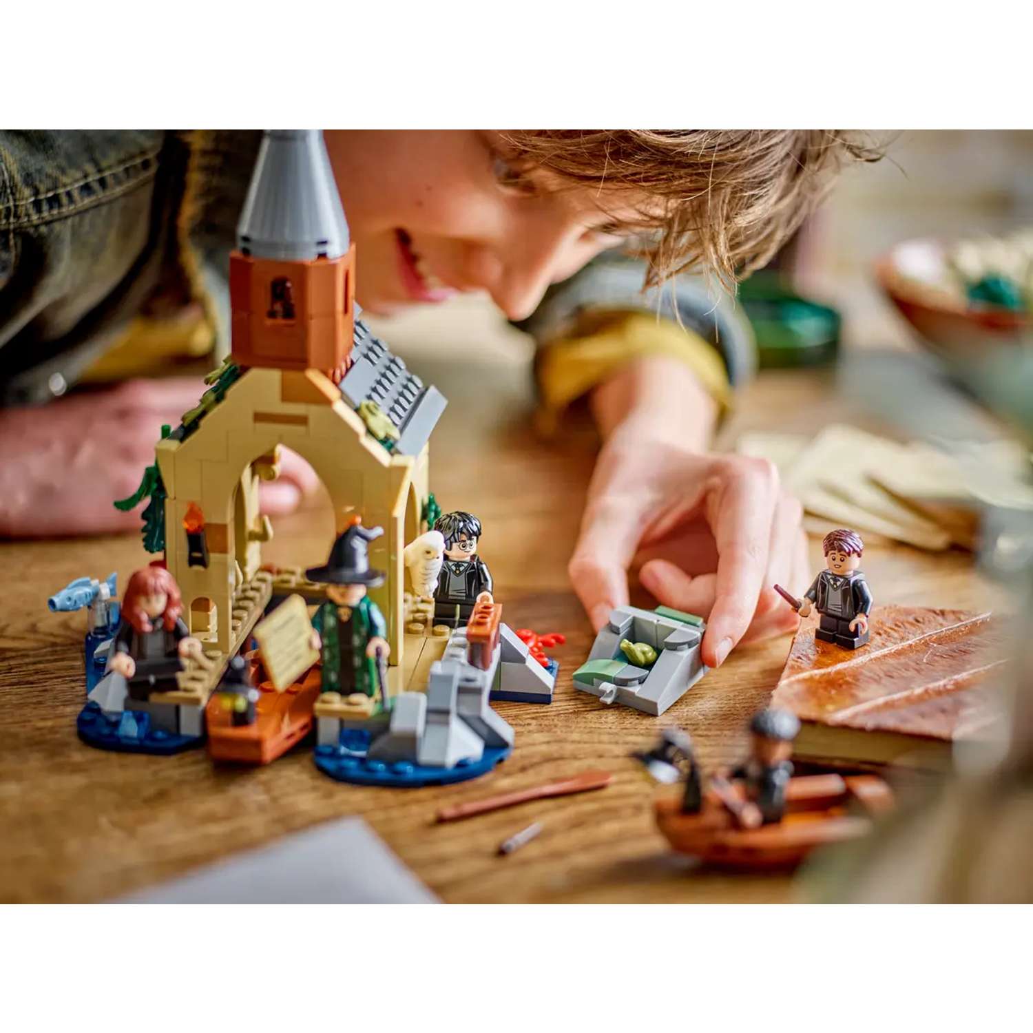 Конструктор LEGO Harry Potter Эллинг в замке Хогвартс 350 дет. - фото 11