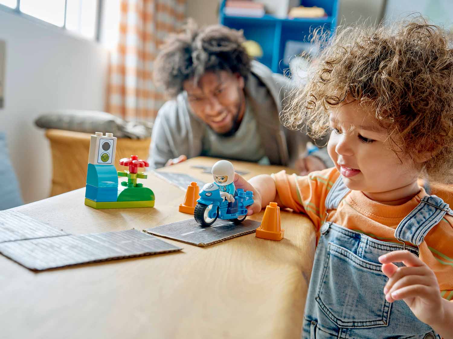 Конструктор LEGO DUPLO Синий полицейский мотоцикл 11 дет. - фото 9