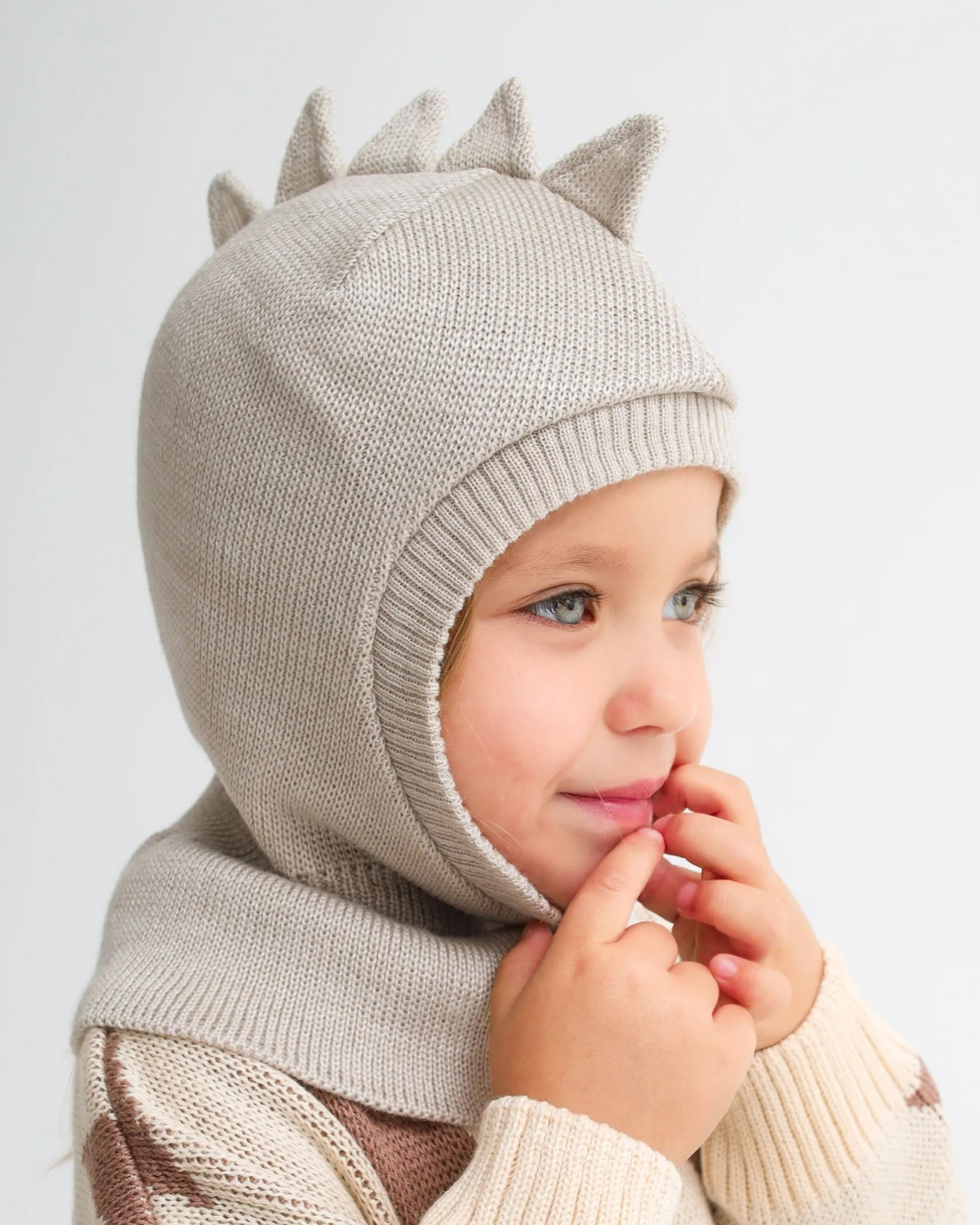 Изображение товара Детский зимний шлем-шапка MINIDINO 57 с яркими гребнями для активных игр