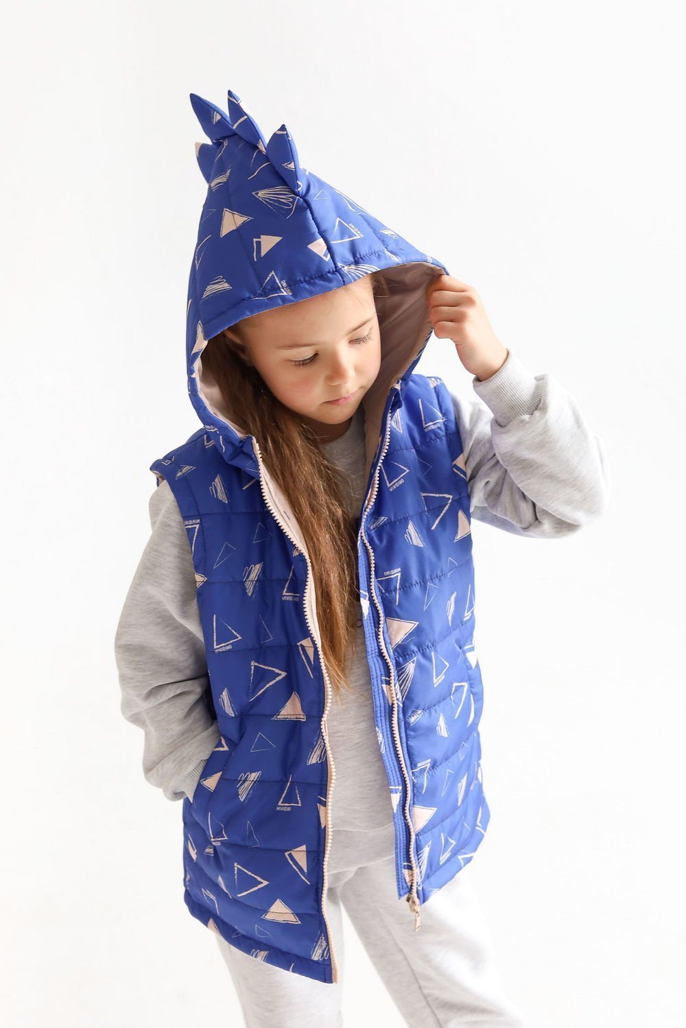 Жилет MINIDINO М010/1/ДЖилет утепленный детский Дино принт треугольник кобальт - фото 1