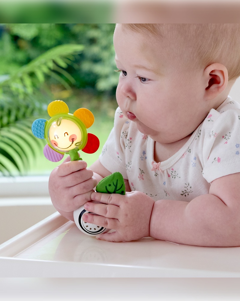 Изображение товара Игрушка погремушка светящийся цветок Hape для малышей с сенсорным развитием