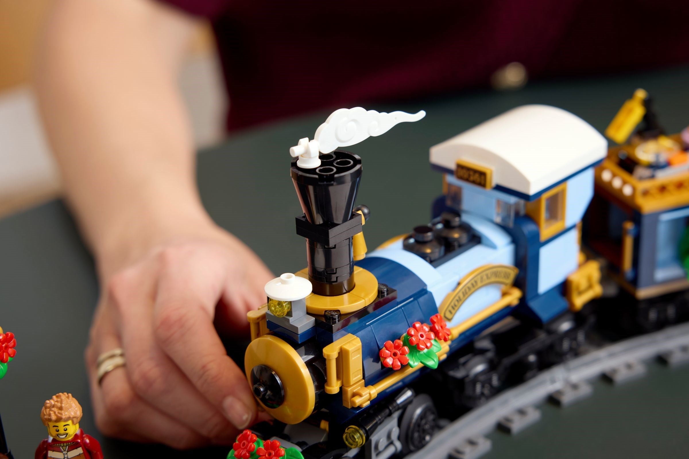 Конструктор LEGO Icons 10361 956 дет. - фото 6