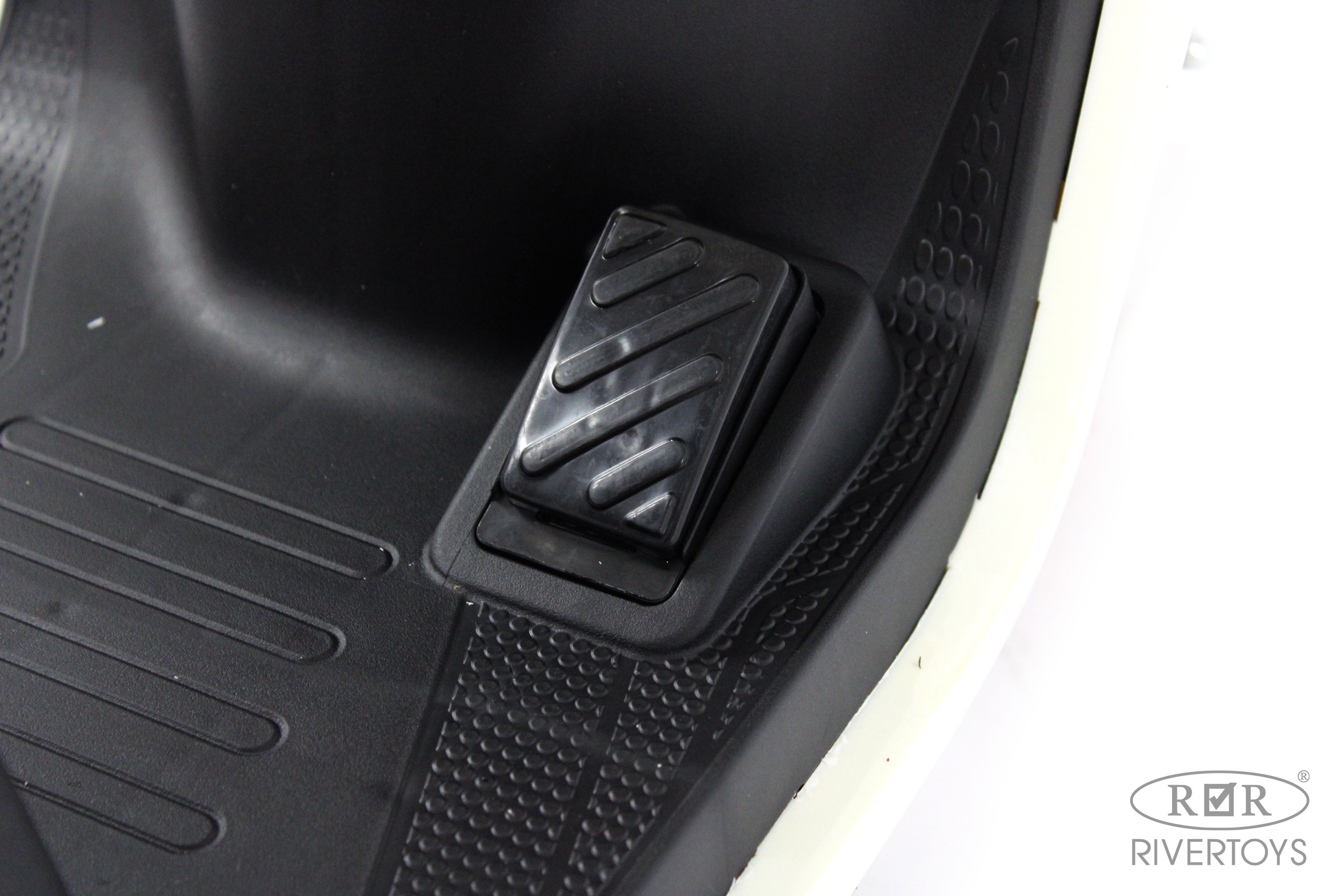 Электромобиль RIVERTOYS Z555ZZ-BEIGE - фото 15