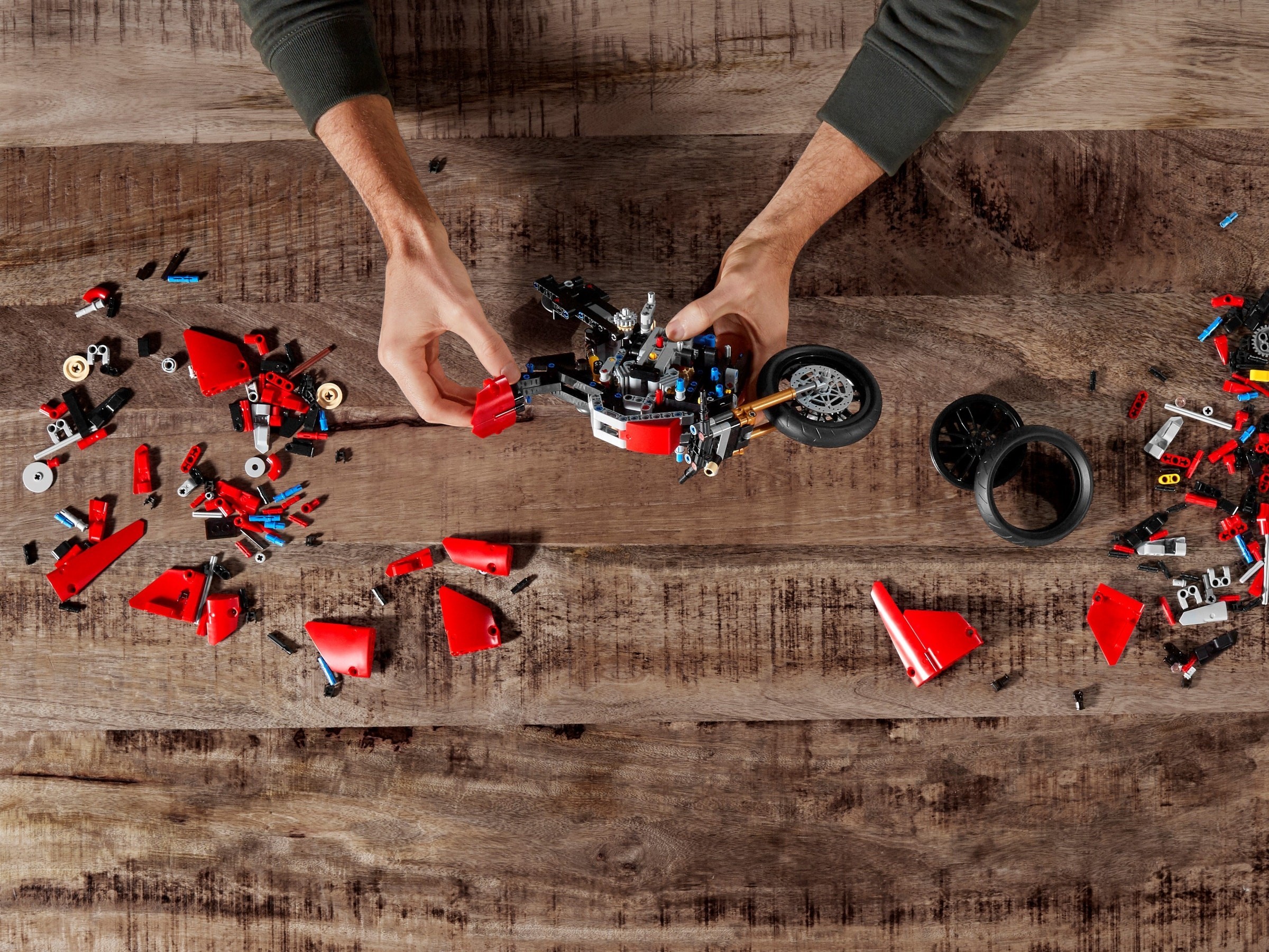 Конструктор LEGO Technic 42107 646 дет. - фото 11