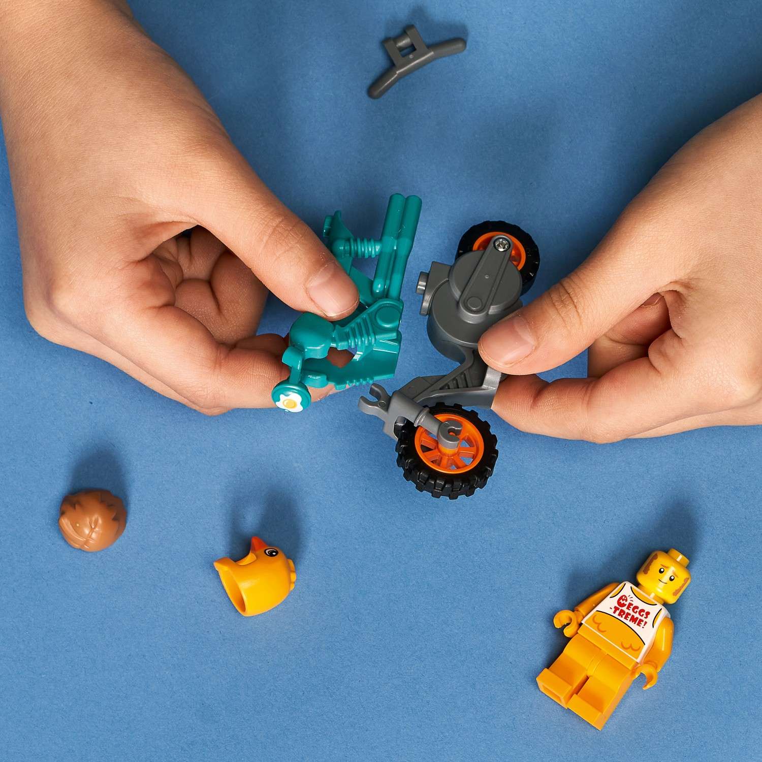 Конструктор LEGO City Chicken Stunt Bike блочный - фото 7