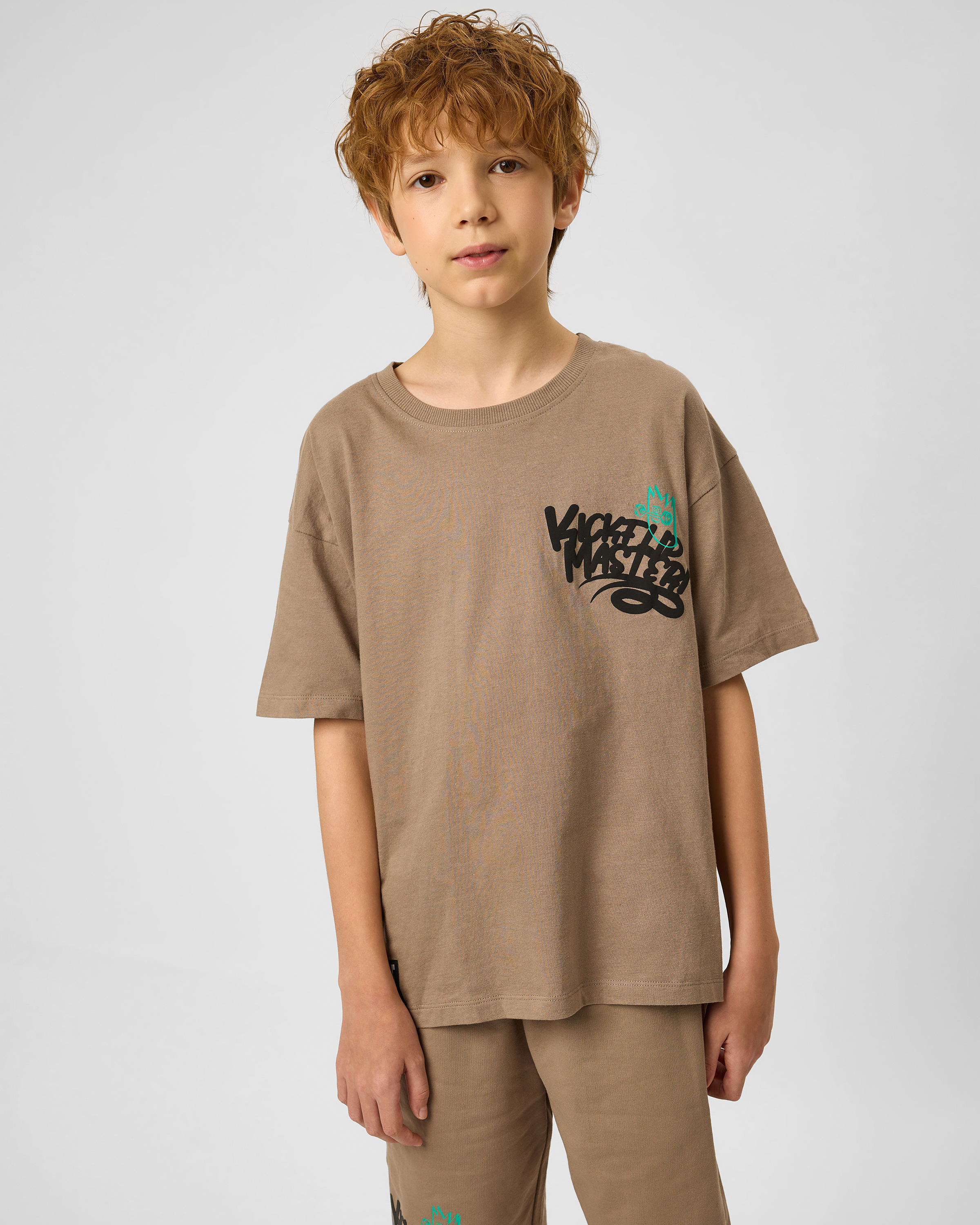 Изображение товара Детская футболка Futurino 164 коричневая с нашивкой и граффити принтом