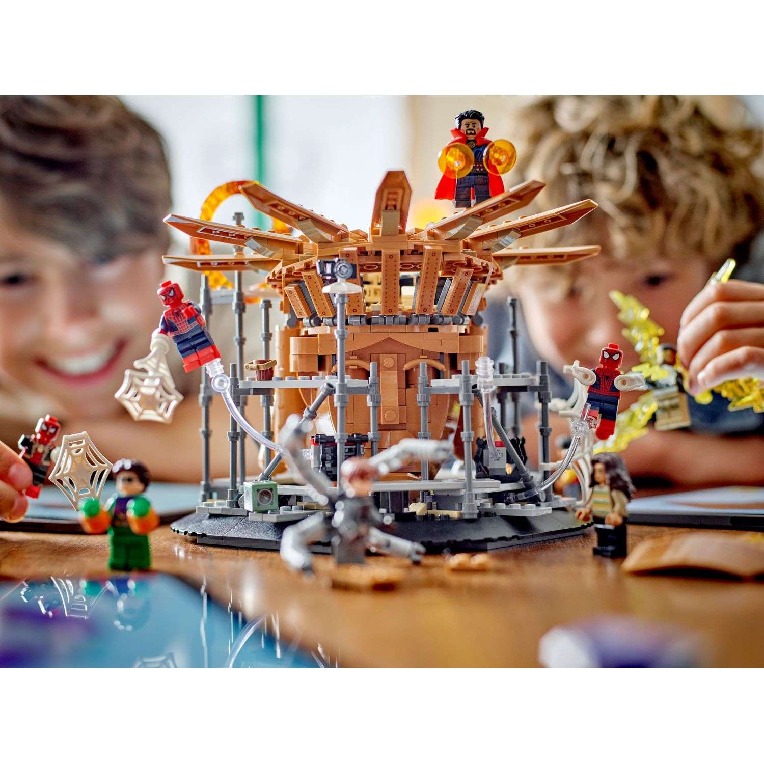 Конструктор LEGO Marvel Super Heroes Spider-Man Final Battle 900 дет. - фото 7