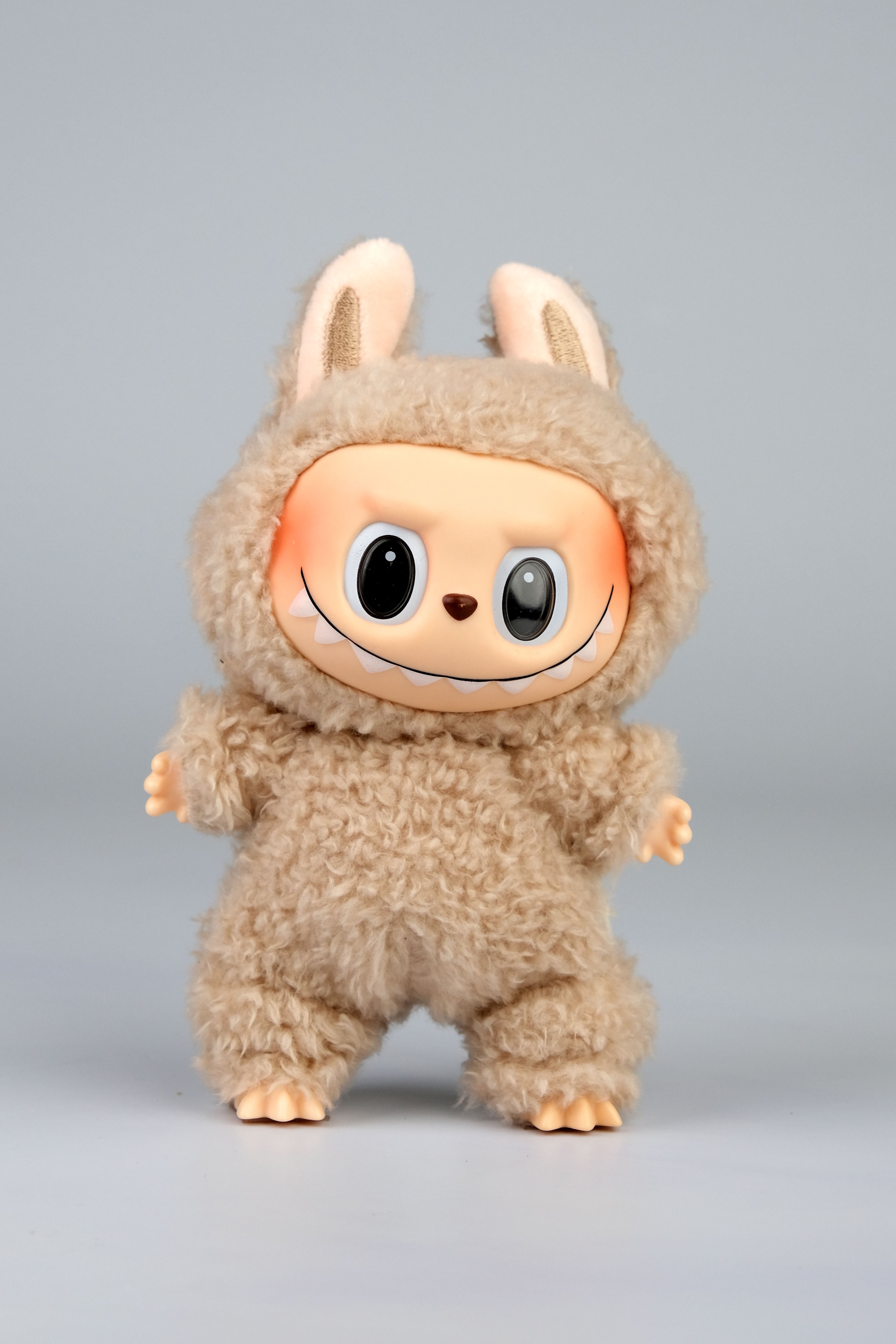 Брелок Labubu бежевый - фото 8