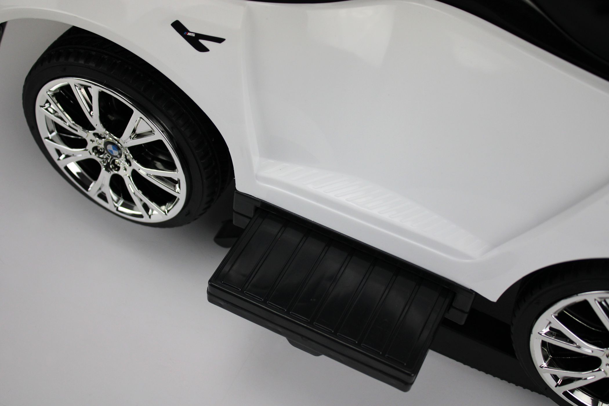 Электромобиль RIVERTOYS BMW A999MP-H-WHITE - фото 11