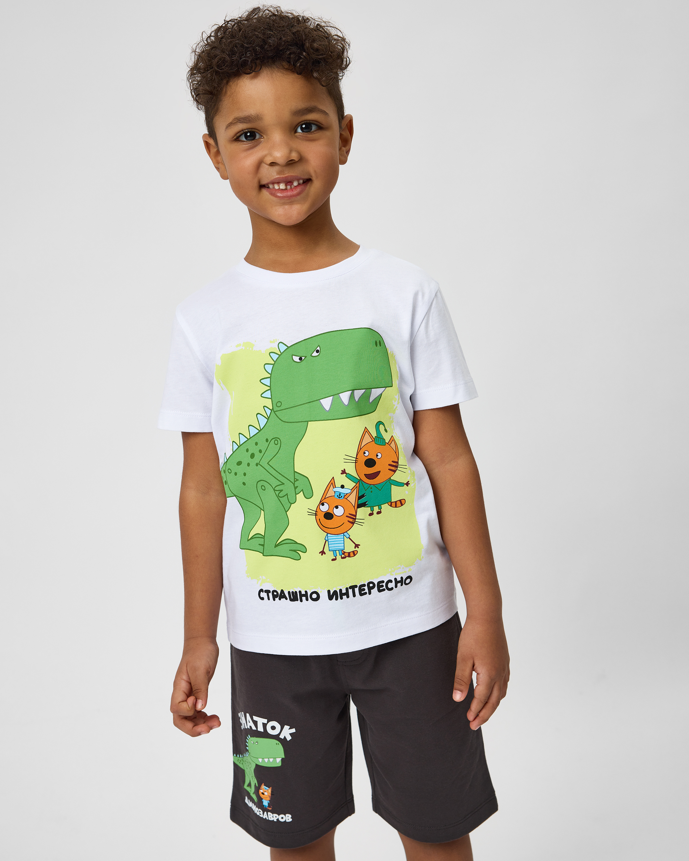 Изображение товара Белая футболка для мальчика Три кота 104 с ярким принтом Страшно интересно