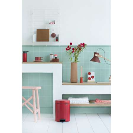 Бак мусорный Brabantia NewIcon с педалью красный 5л 112089