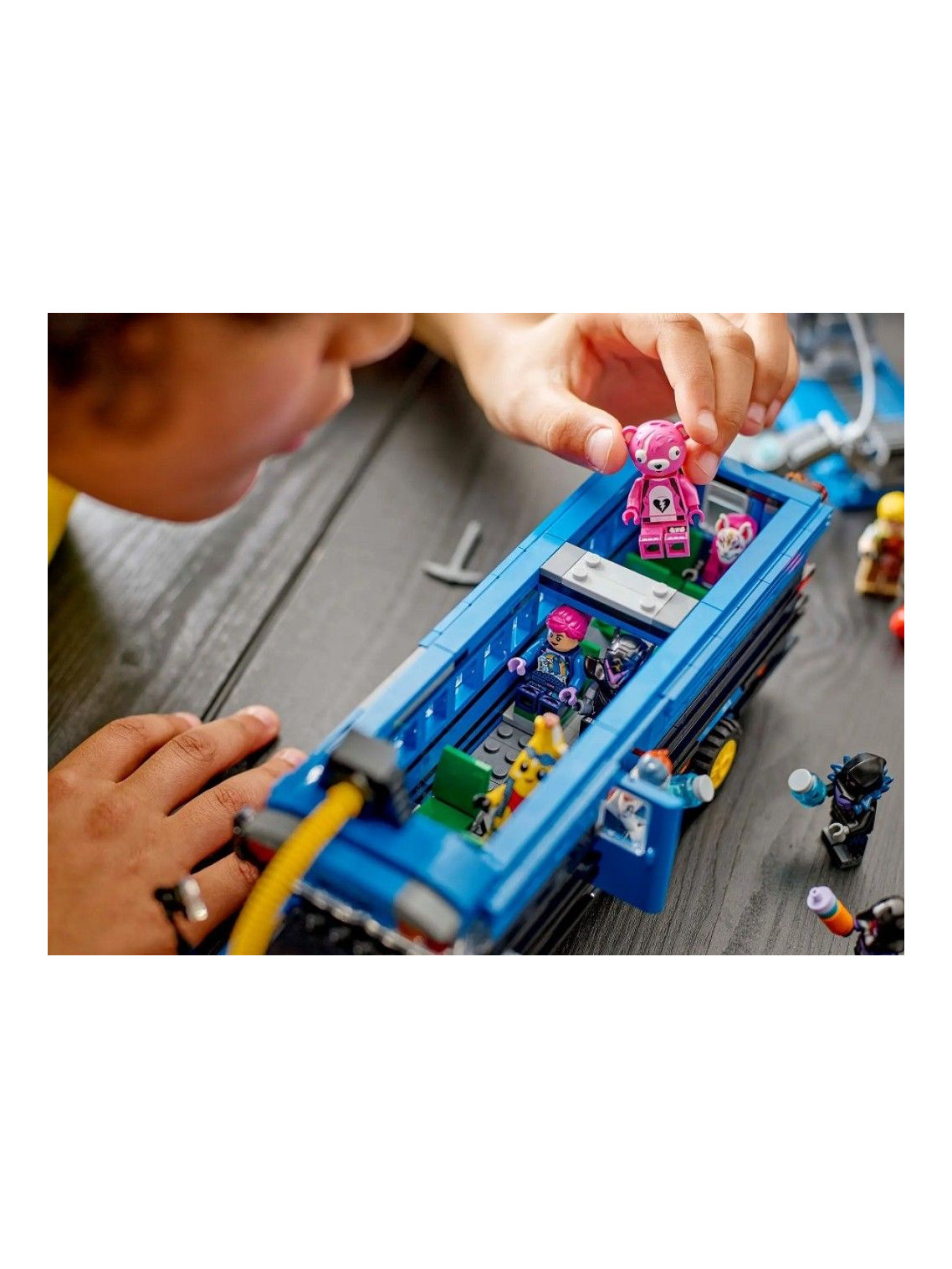 Конструктор LEGO Fortnite Битва на Боевом Автобусе 954 дет. - фото 13