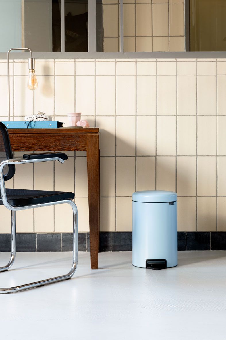 Бак мусорный Brabantia NewIcon с педалью нежно-голубой 12л 202483 - фото 6
