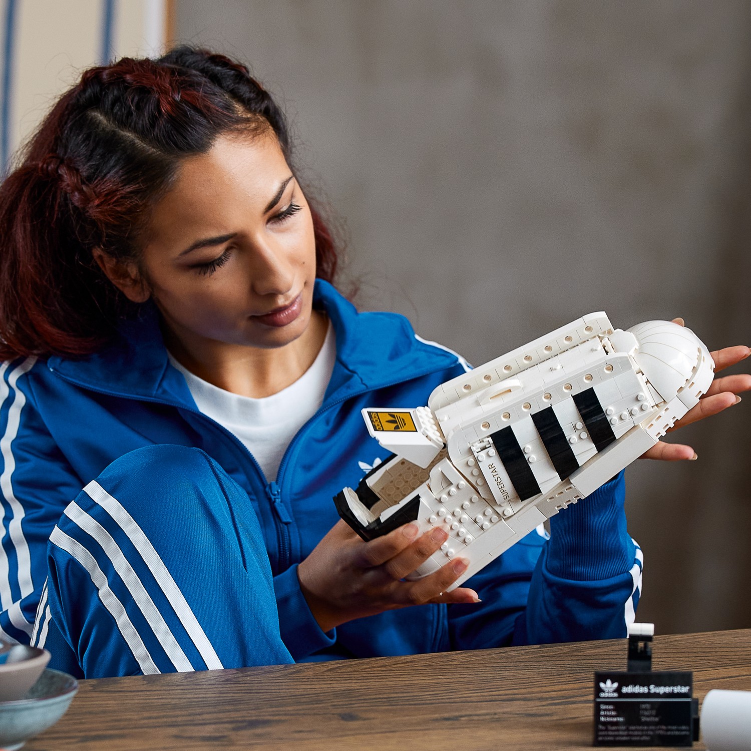 Конструктор LEGO Icons Кроссовки adidas Originals - фото 11