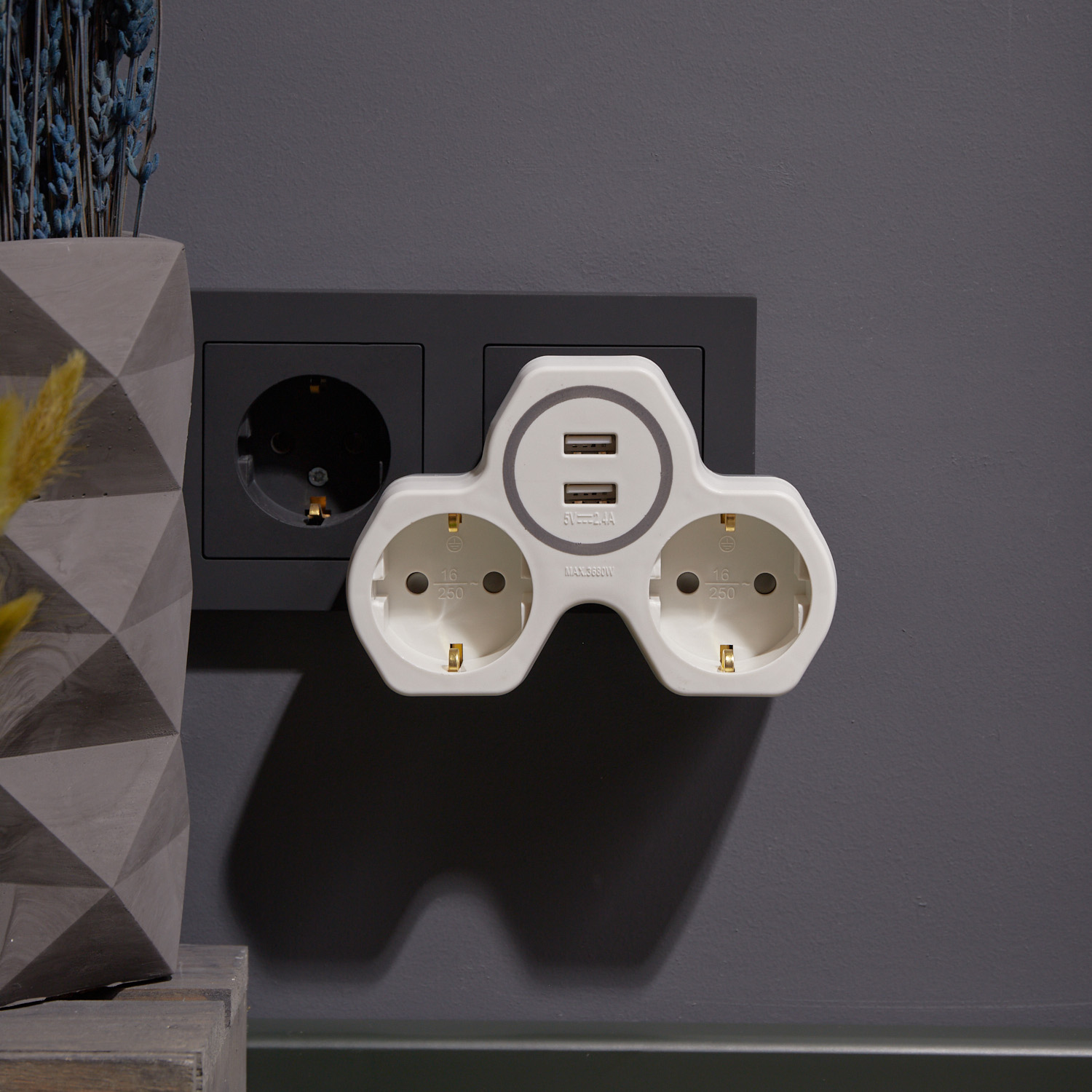 Двойник электрический REXANT с заземлением и защитными шторками + 2 USB порта белый - фото 9