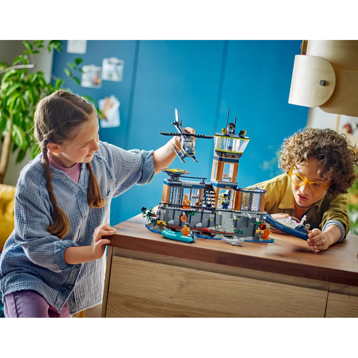 Конструктор LEGO City Police Prison Island - фото 9