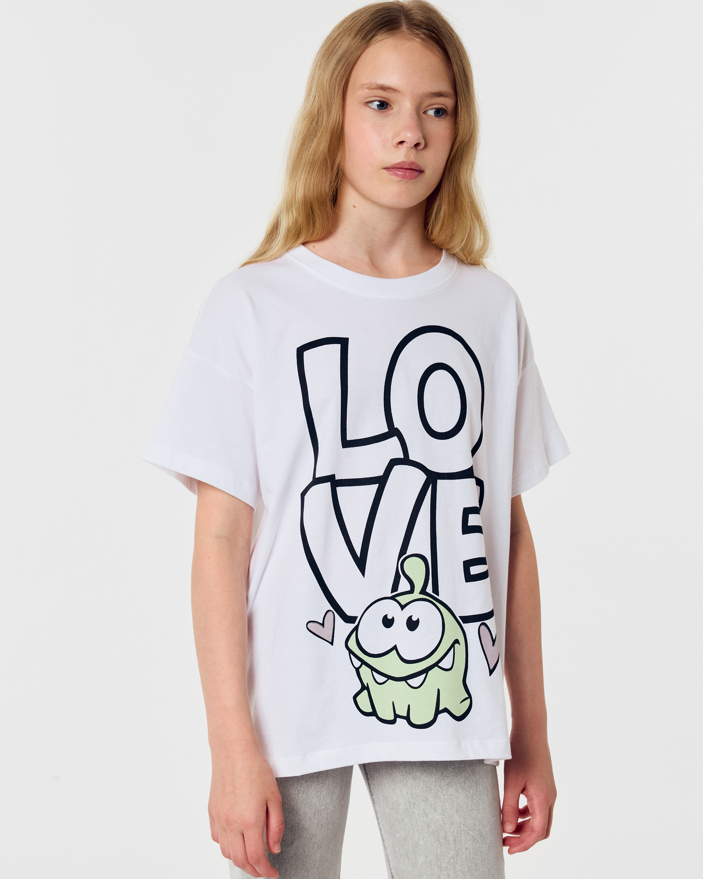 Изображение товара Белая детская футболка OM NOM с принтом Ам Ням Love, 100% хлопок Изображение товара Белая детская футболка OM NOM с принтом Ам Ням Love, 100% хлопок
