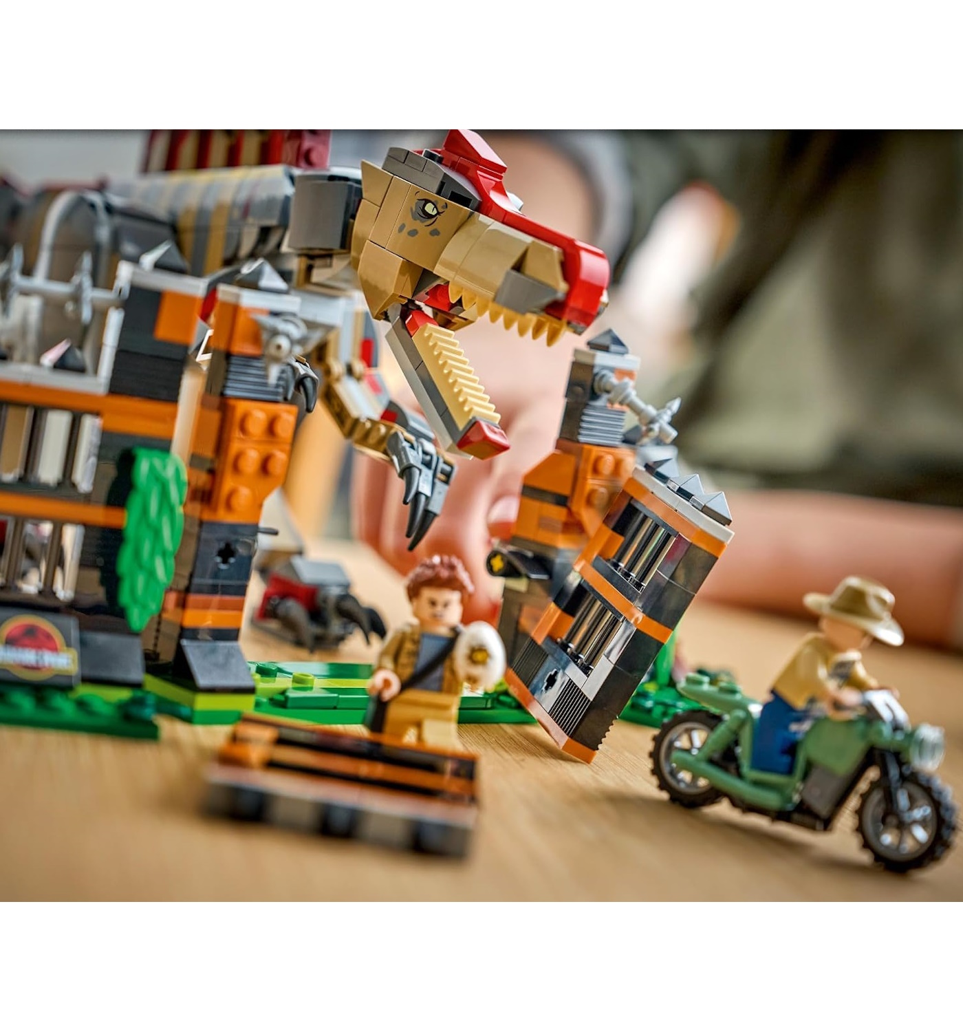 Конструктор LEGO Jurassic World Побег Спинозавра 820 дет. - фото 5