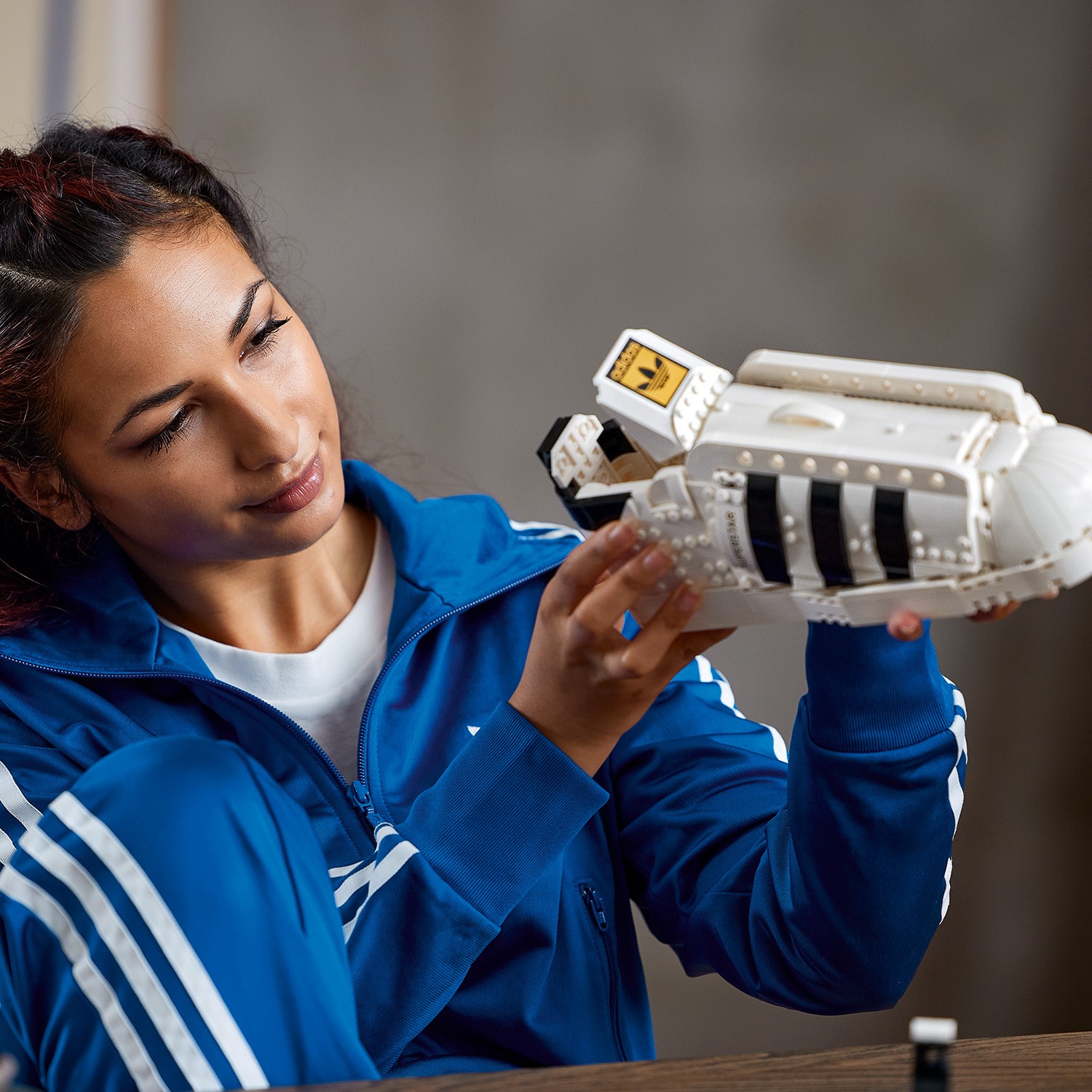 Конструктор LEGO Icons Кроссовки adidas Originals - фото 10