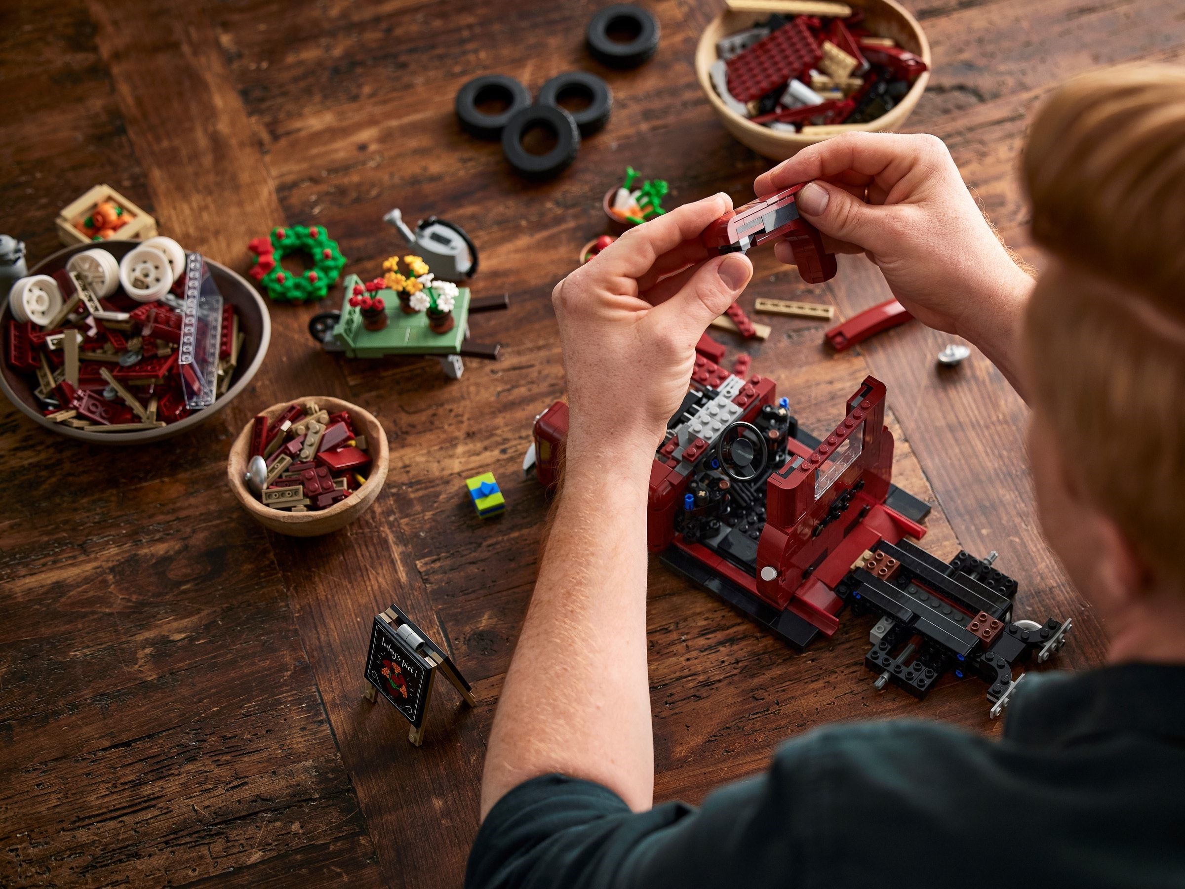 Конструктор LEGO Icons 10290 1106 дет. - фото 18