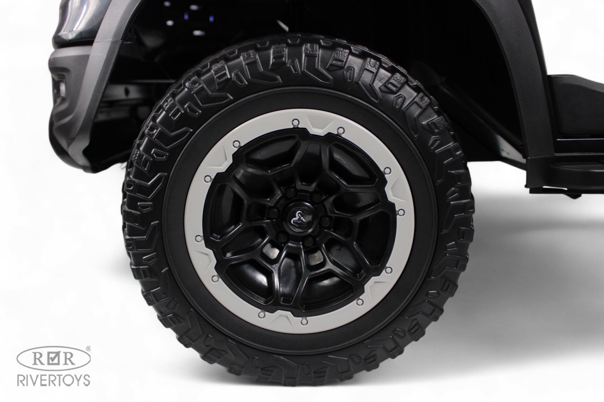 Электромобиль RIVERTOYS O111OO-RAM-BLACK С пультом ДУ - фото 9