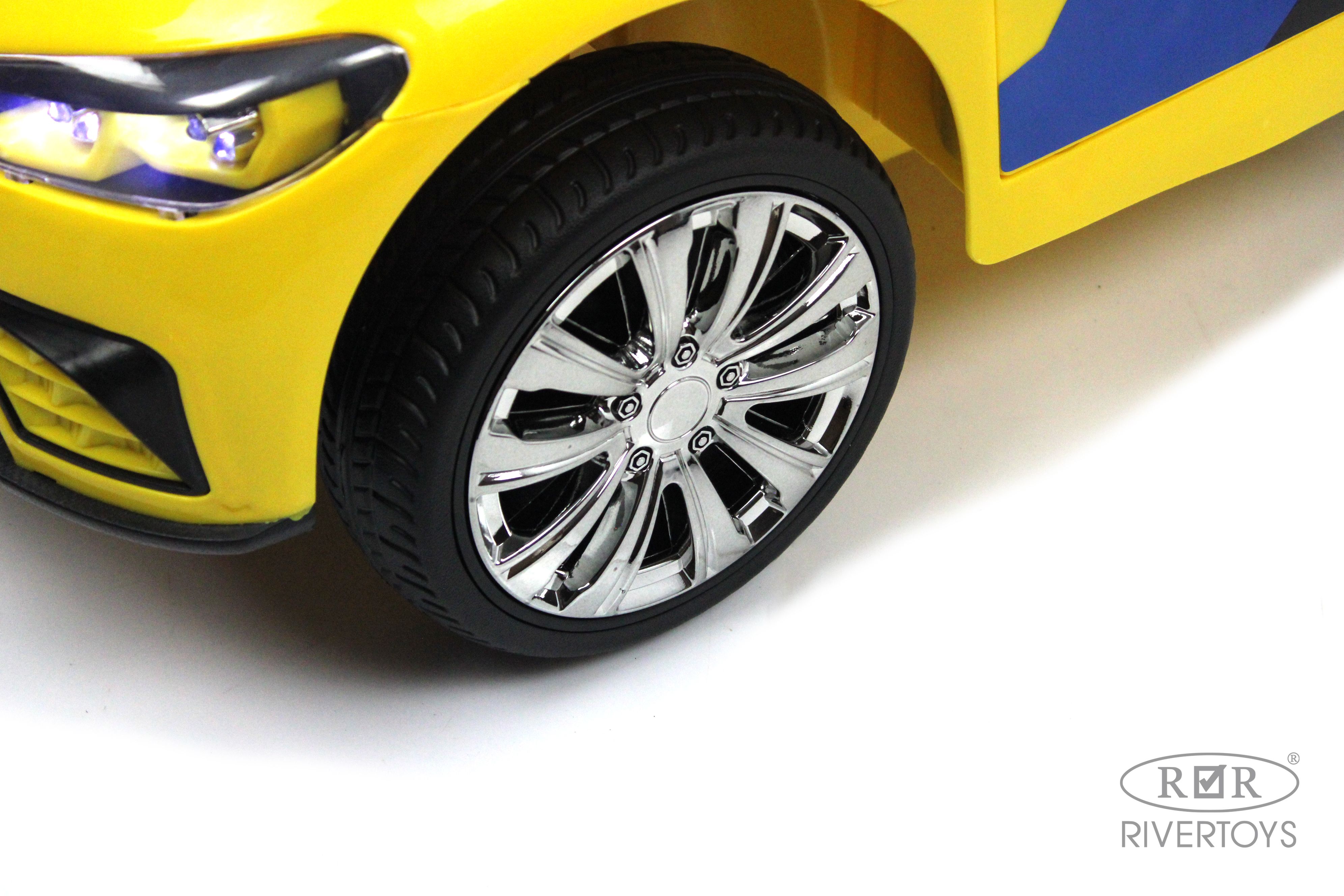 Электромобиль RIVERTOYS F444FF-YELLOW С пультом ДУ - фото 11