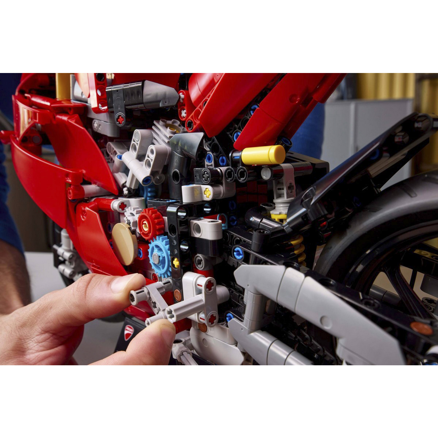 Конструктор LEGO Technic Мотоцикл Ducati Panigale 1603 дет. - фото 6