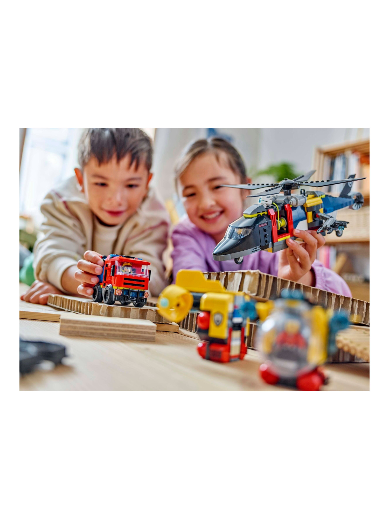 Конструктор LEGO City Вертолет, пожарная машина 874 дет. - фото 5