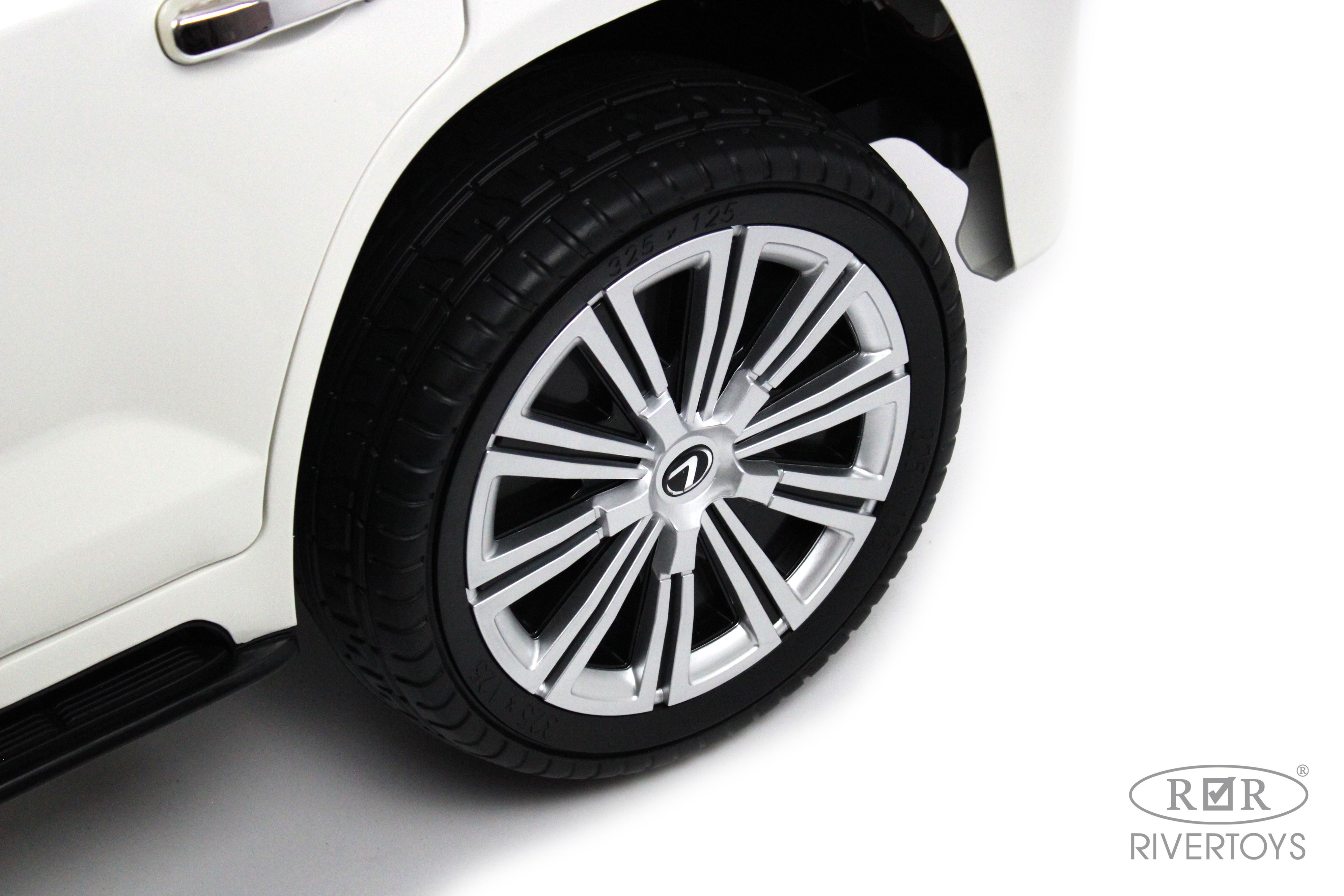 Электромобиль RIVERTOYS Lexus Y555YY-WHITE С пультом ДУ - фото 4