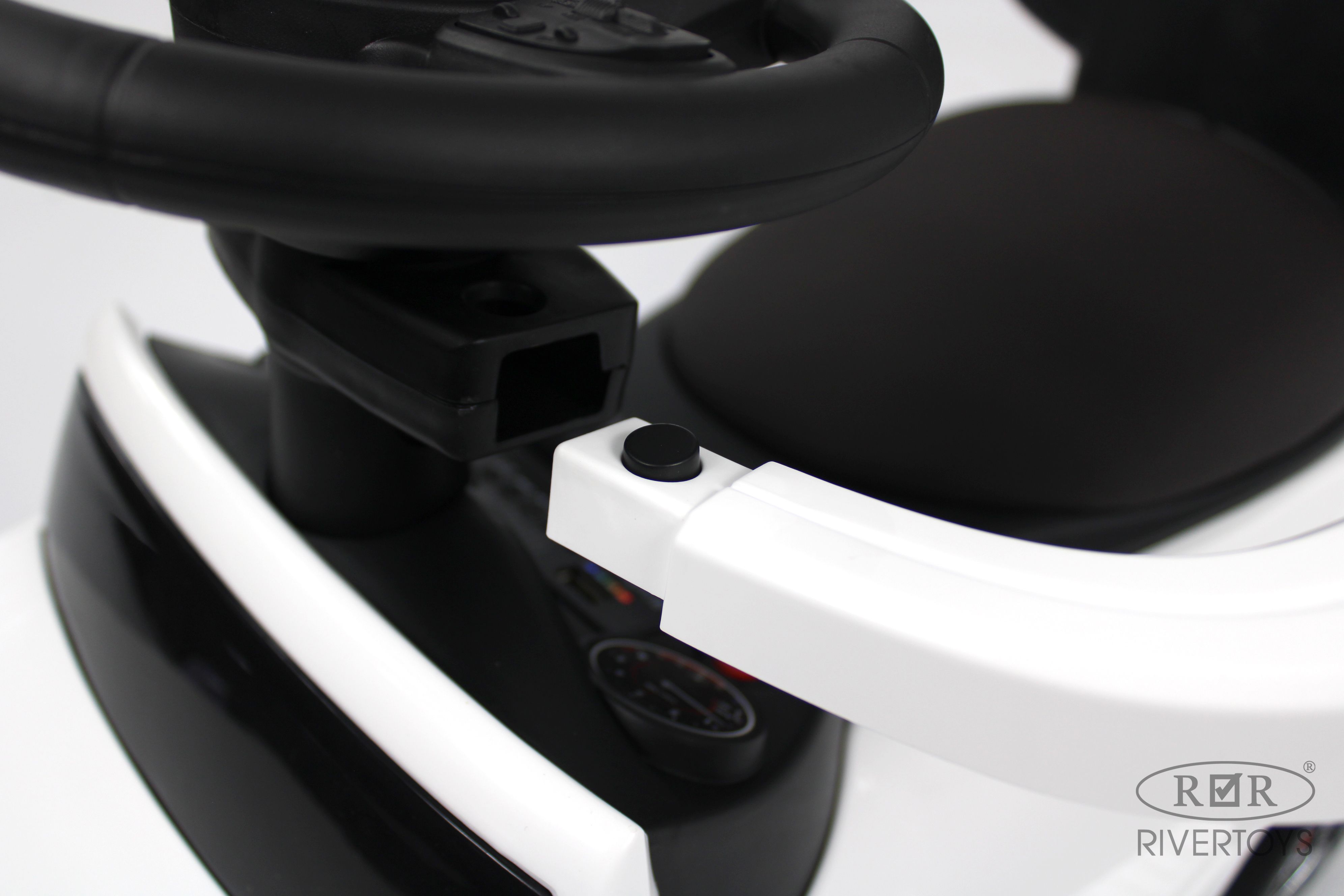 Каталка RIVERTOYS Mercedes-BenzG63 White Diamond белый - фото 13