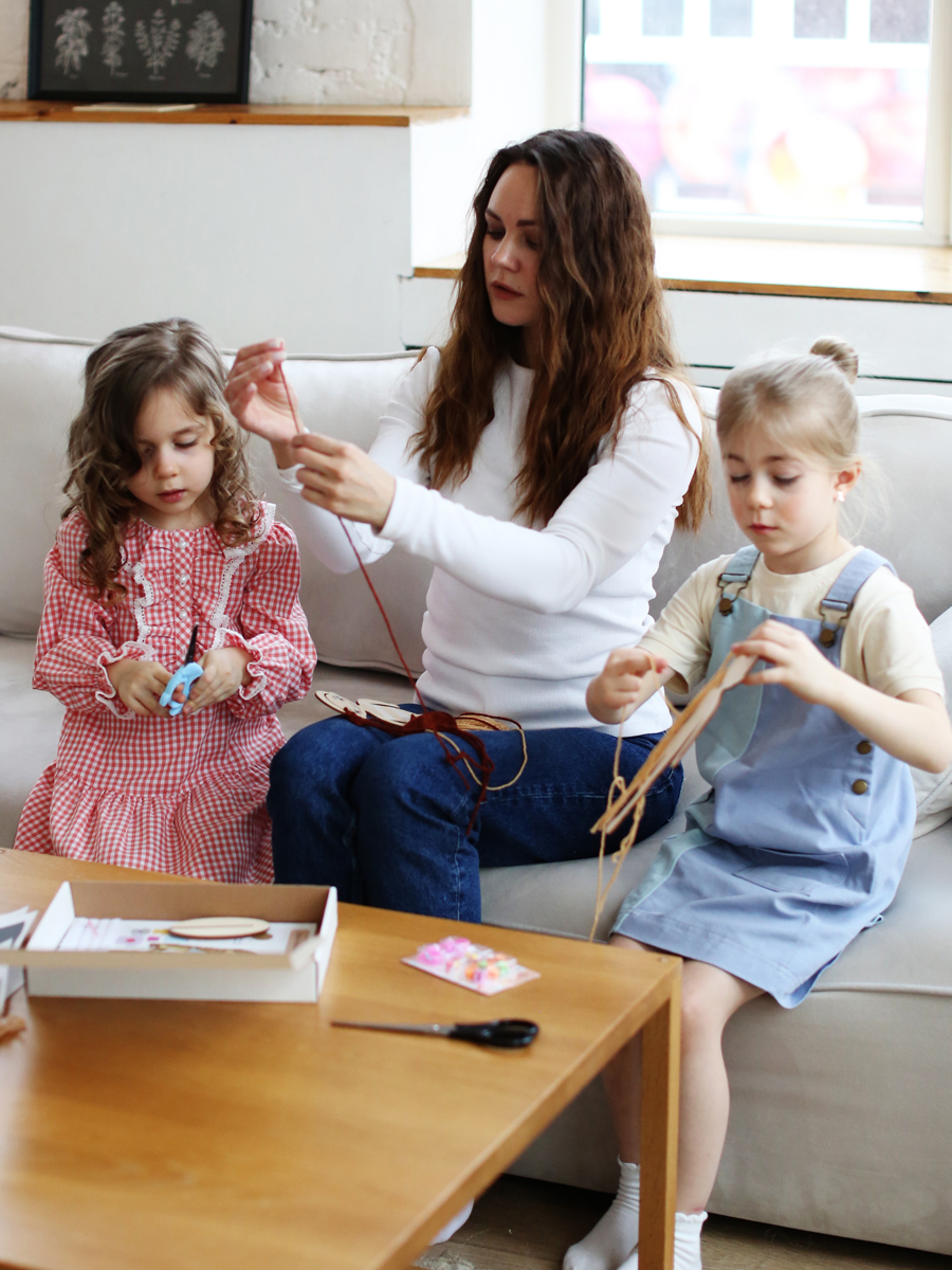 Набор для творчества "Куклы-подружки Бьюти салон" , раскраска игрушек, рисование по дереву, игра в одевание кукол - фото 17