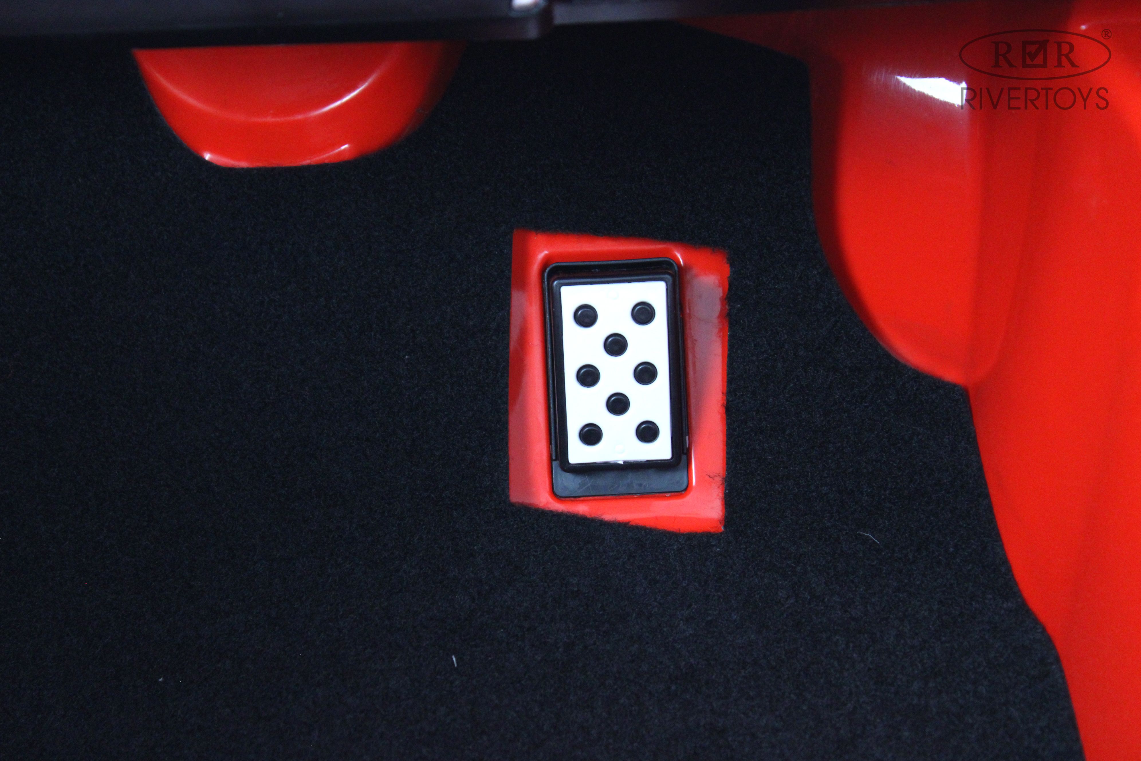 Электромобиль RIVERTOYS E777EE-RED С пультом ДУ - фото 8