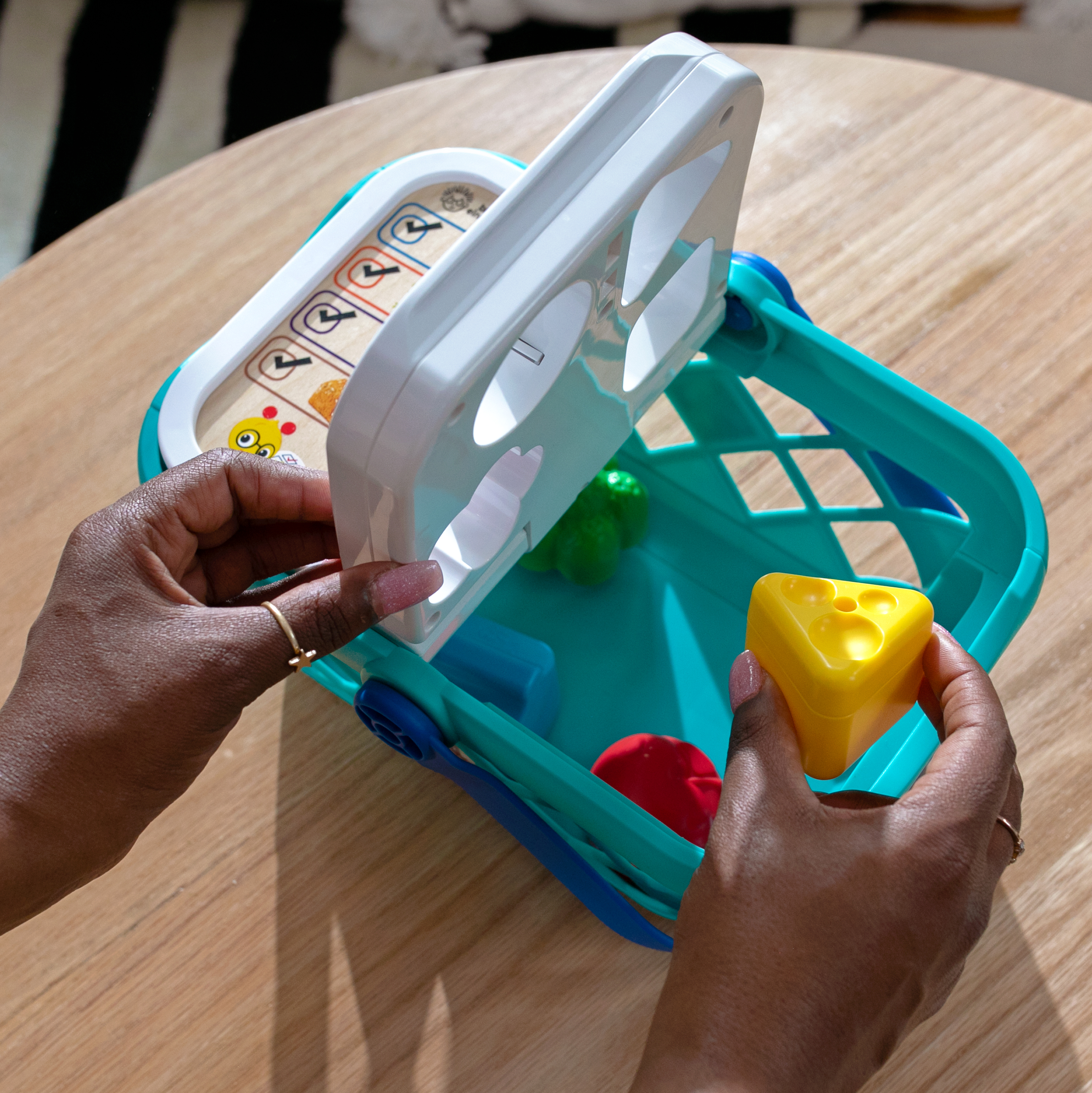Игровой набор Hape продукты, прилавок, касса, тележки и корзинки - фото 4