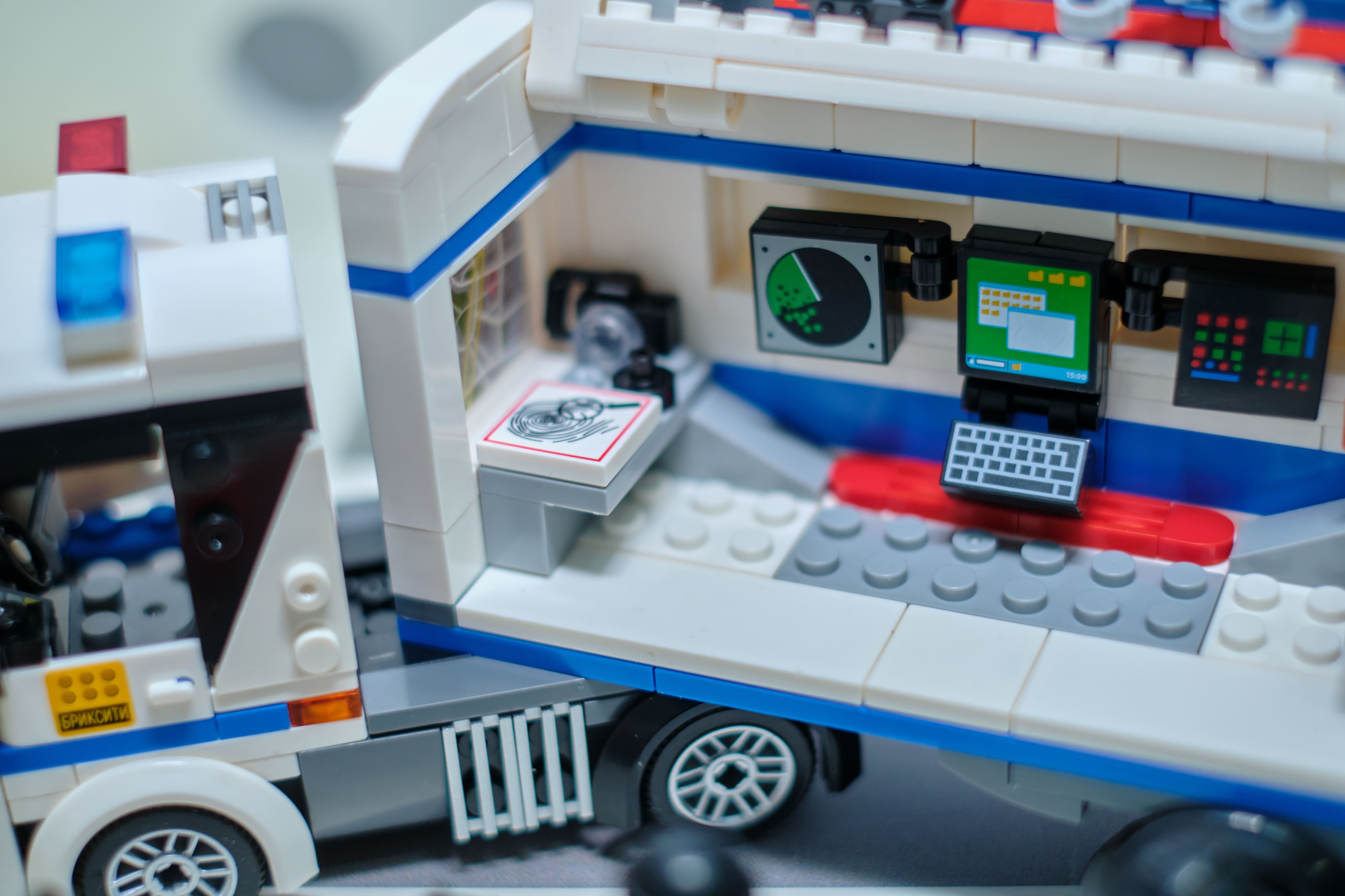 Конструктор brick labs Полицейский трак 572 дет. - фото 17