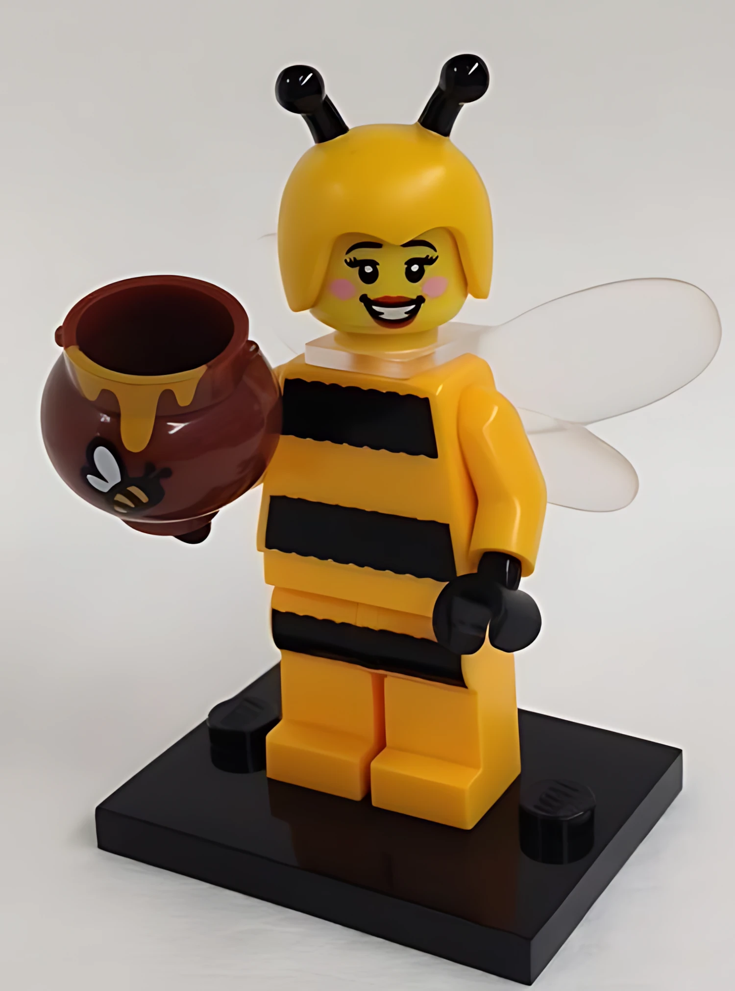 Изображение товара LEGO Минифигурка Bumblebee Girl 71001 коллекционная фигурка Изображение товара LEGO Минифигурка Bumblebee Girl 71001 коллекционная фигурка