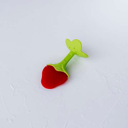Прорезыватель Baby and nature Клубника