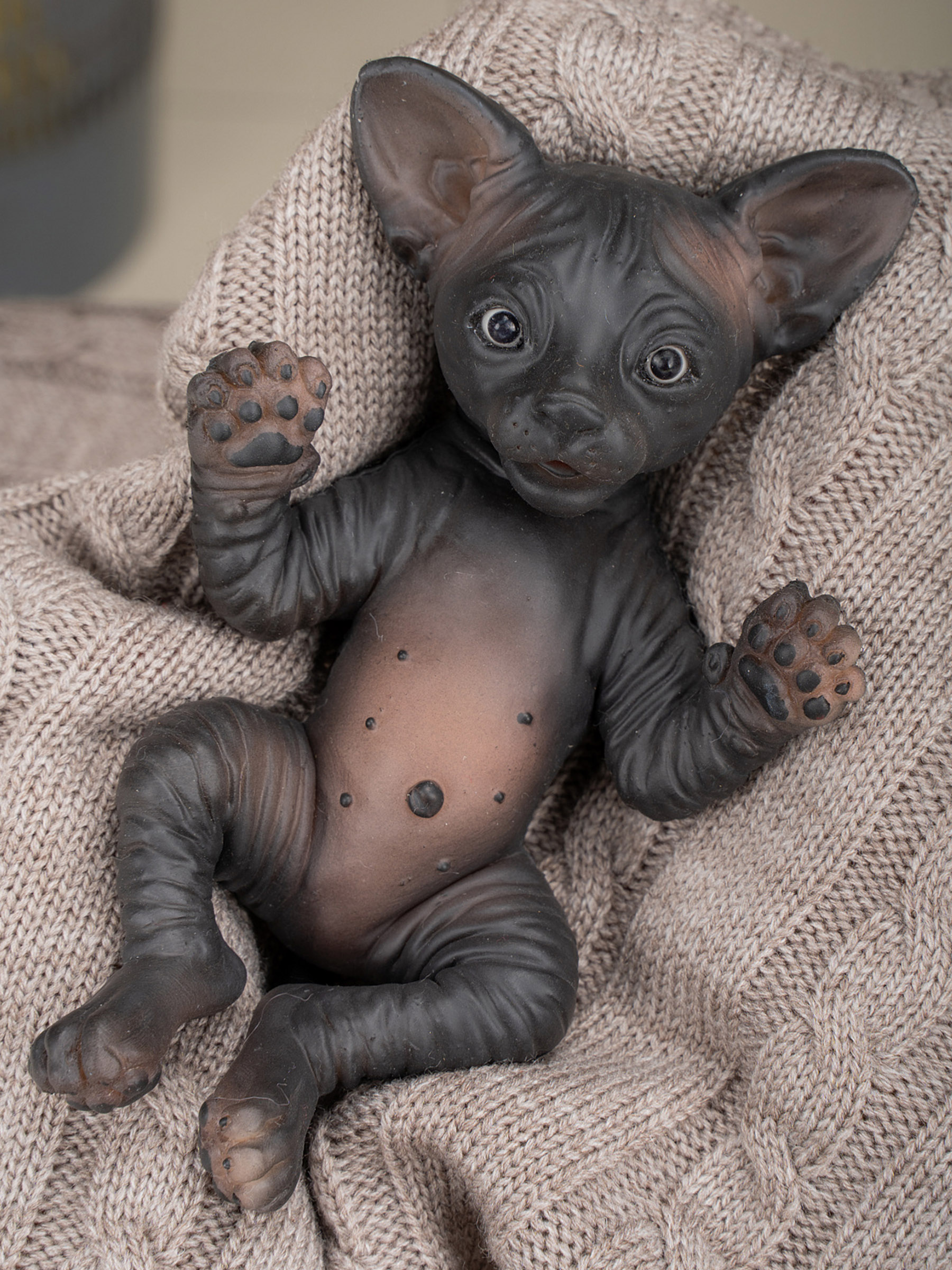 Кукла мини Magic Manufactory Magic Pets Сфинкс черный высота 18 см 4600840480107 - фото 1