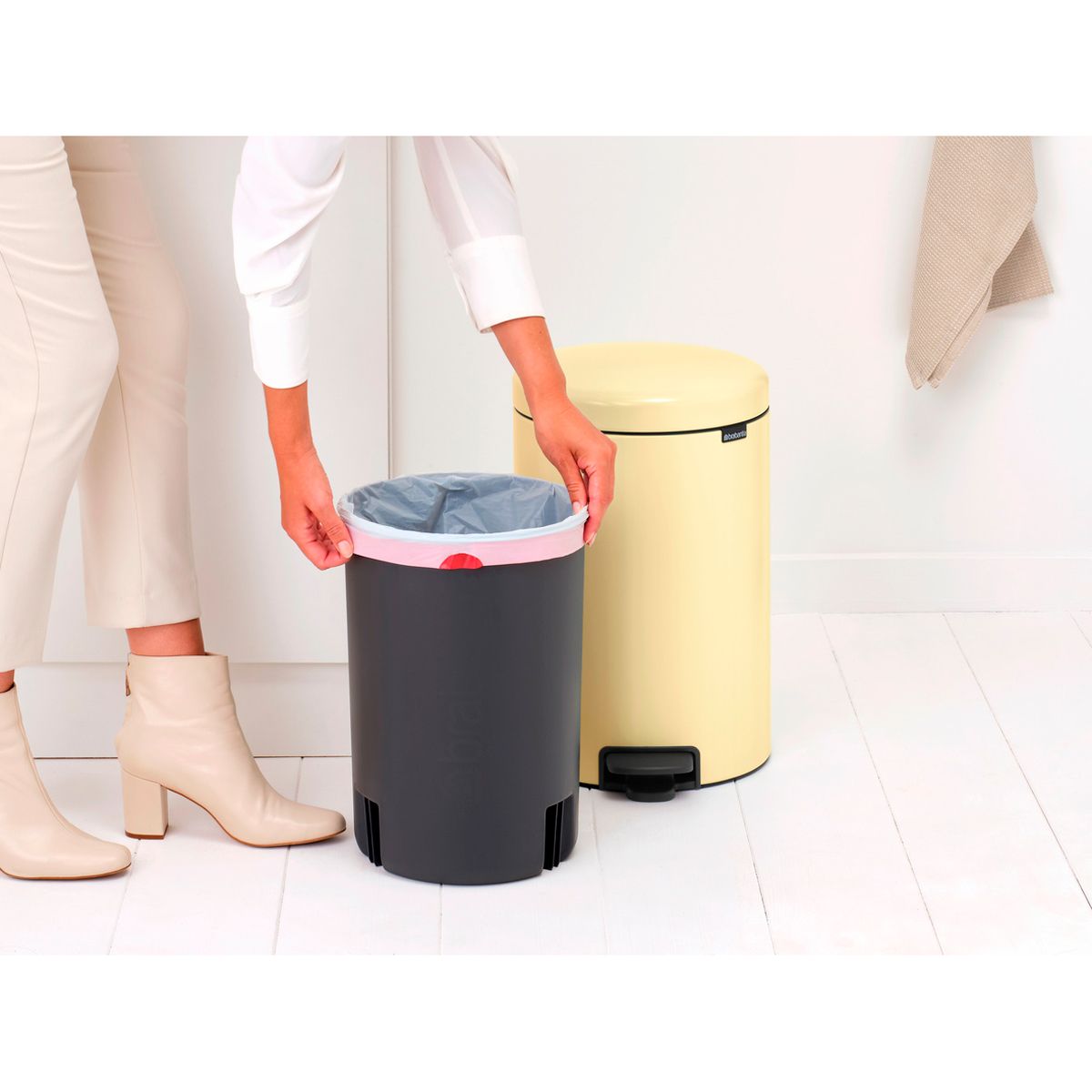 Бак мусорный Brabantia NewIcon с педалью ванильно-желтый 20л 233821 - фото 9