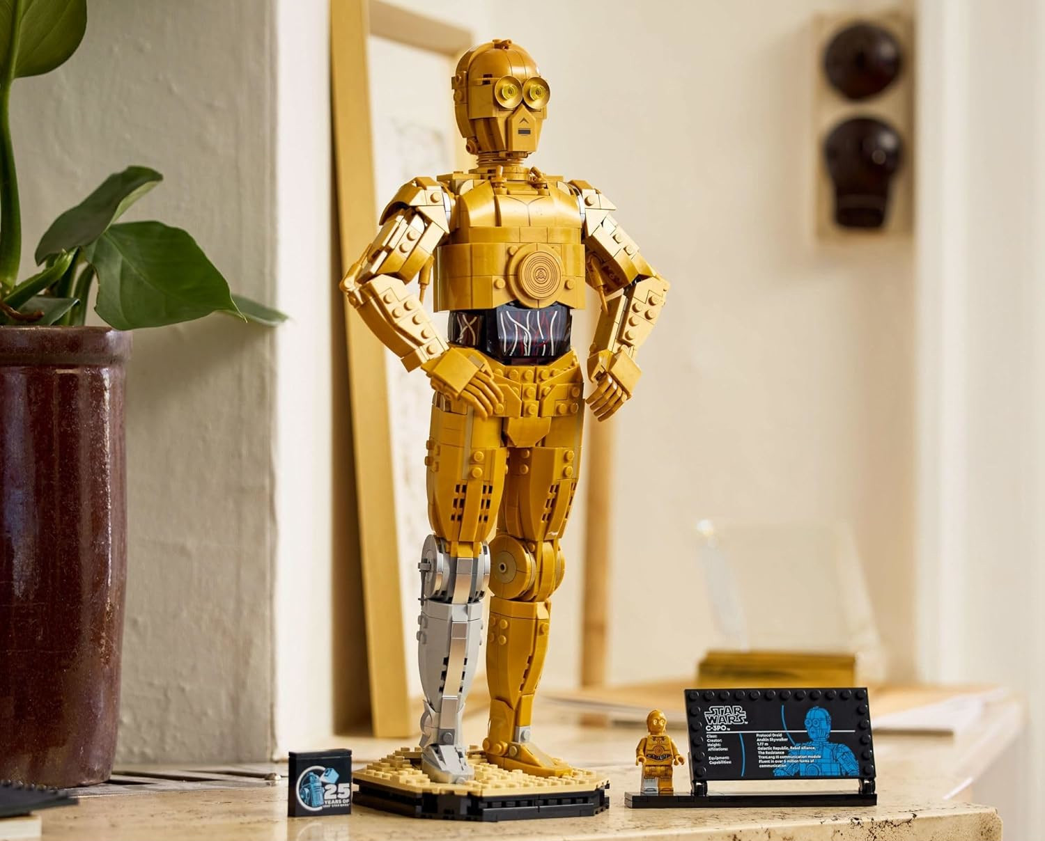 Конструктор LEGO Star Wars Дроид C-3PO 1138 дет. - фото 4