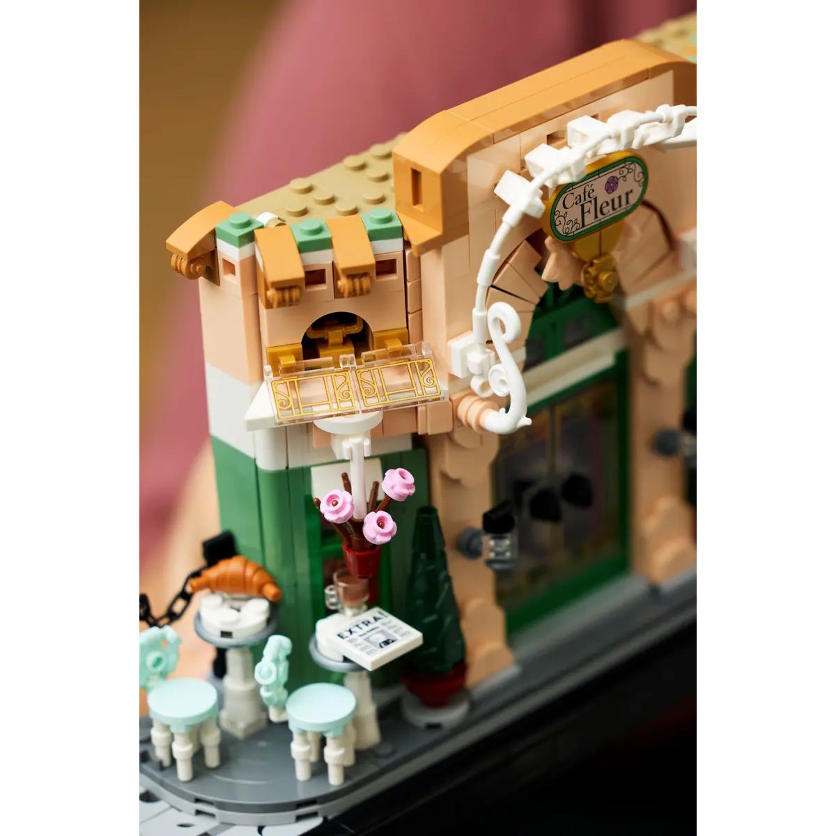 Конструктор LEGO Icons Французское кафе 1101 дет. - фото 6